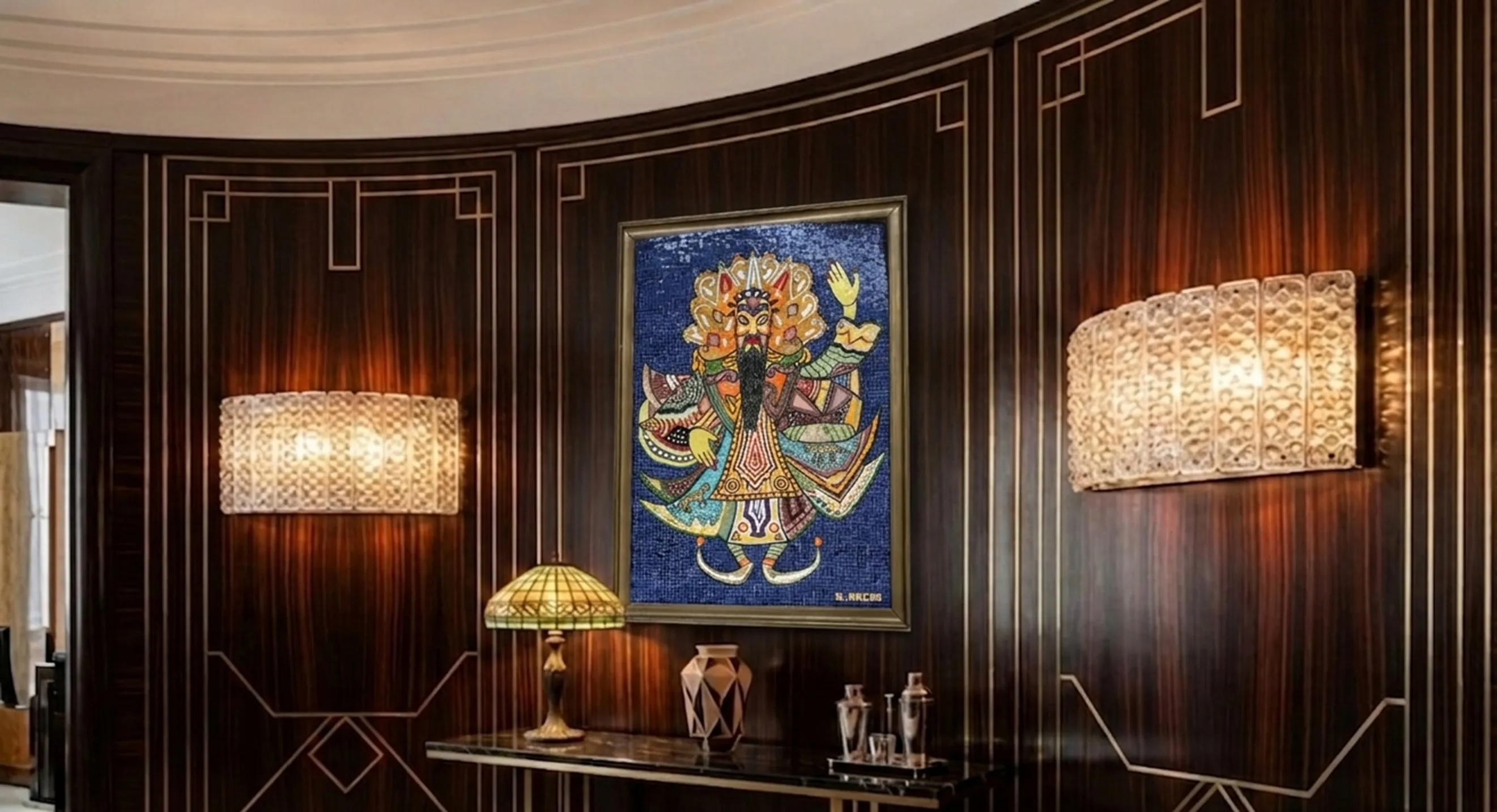 quadro a mosaico antico appeso a una parete decorata con luci