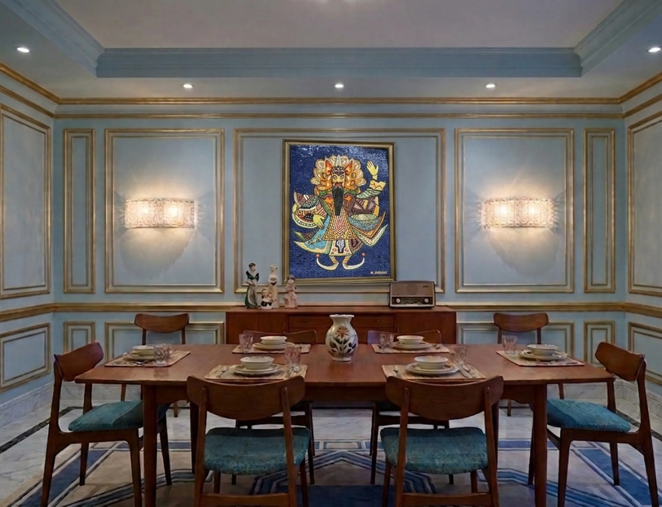 우아한 식당에 있는 생동감 넘치는 색상의 구식 모자이크 그림.