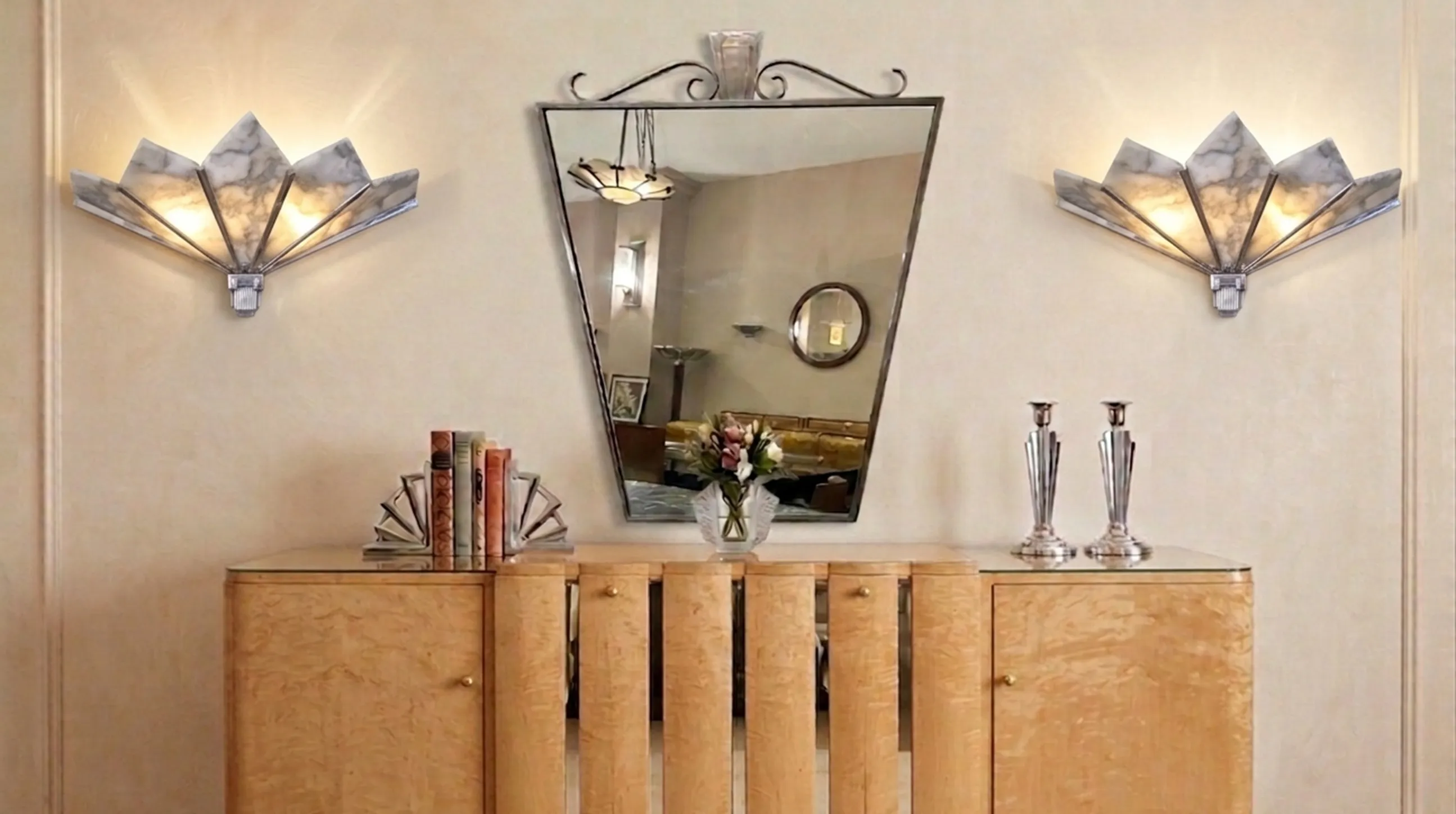 антикварные 2 бра, украшающие стильную комнату