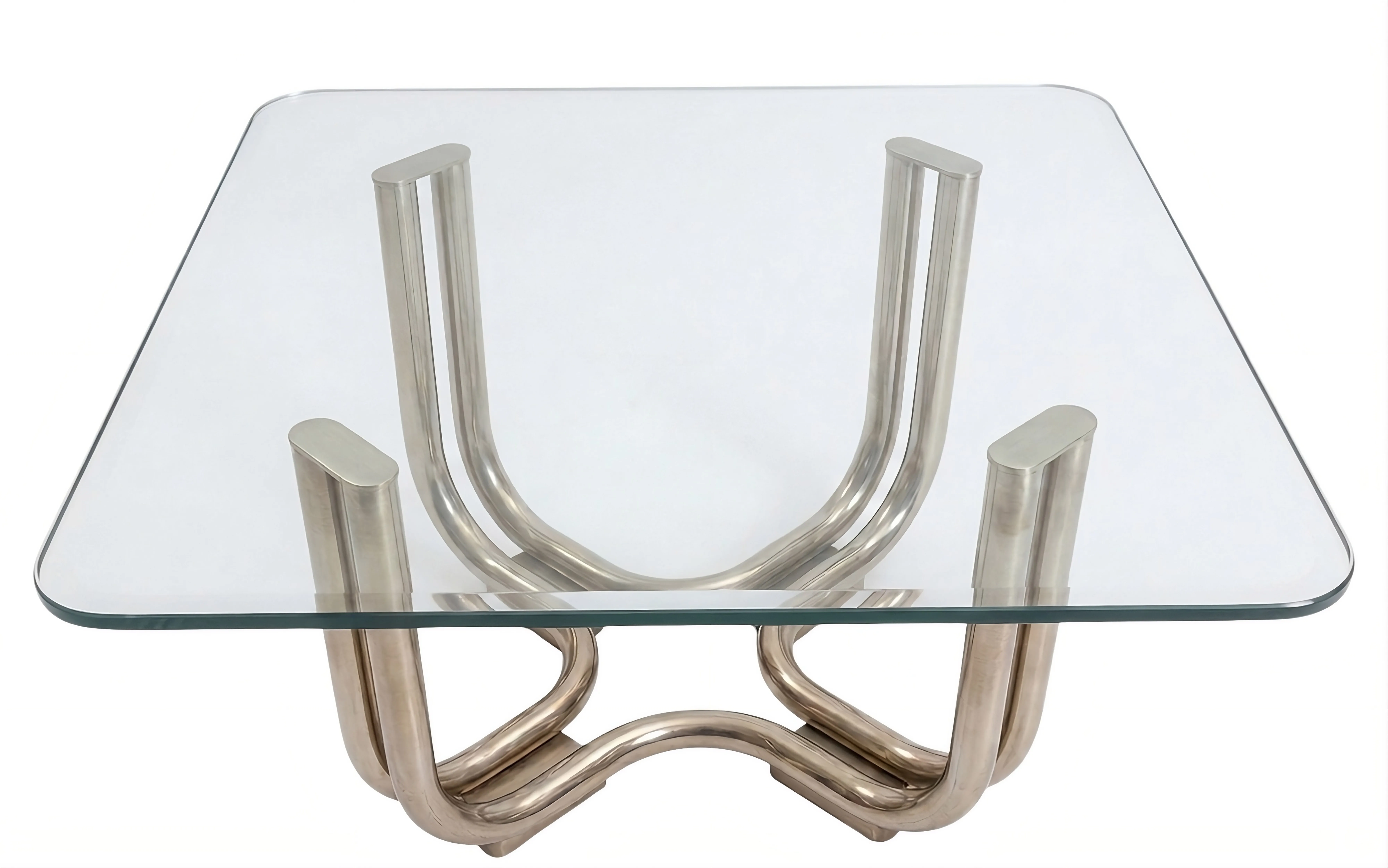 mesa de centro antiga com base distinta em ambiente neutro