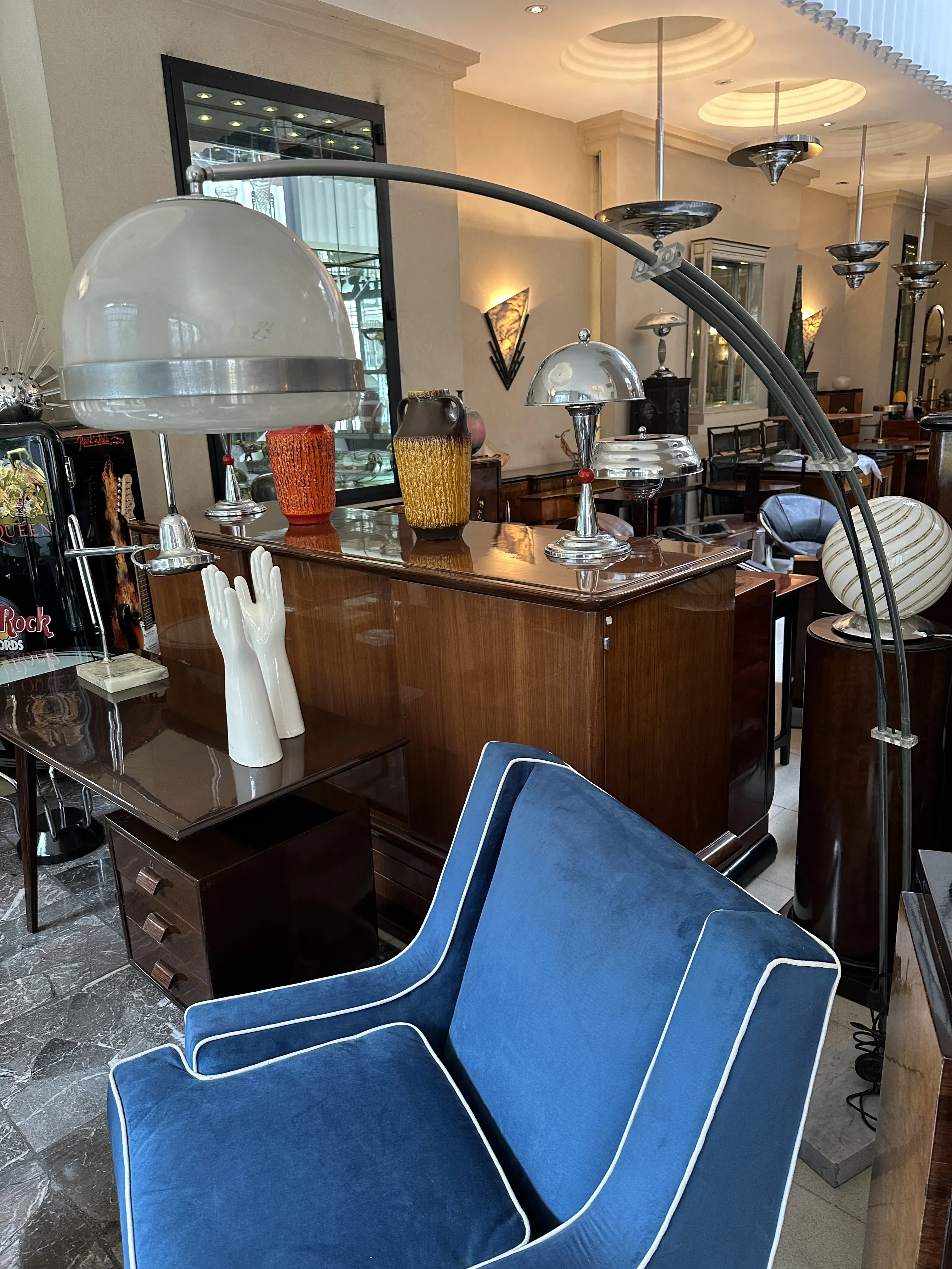 古董落地灯，优雅的环形设计，点亮舒适的环境。