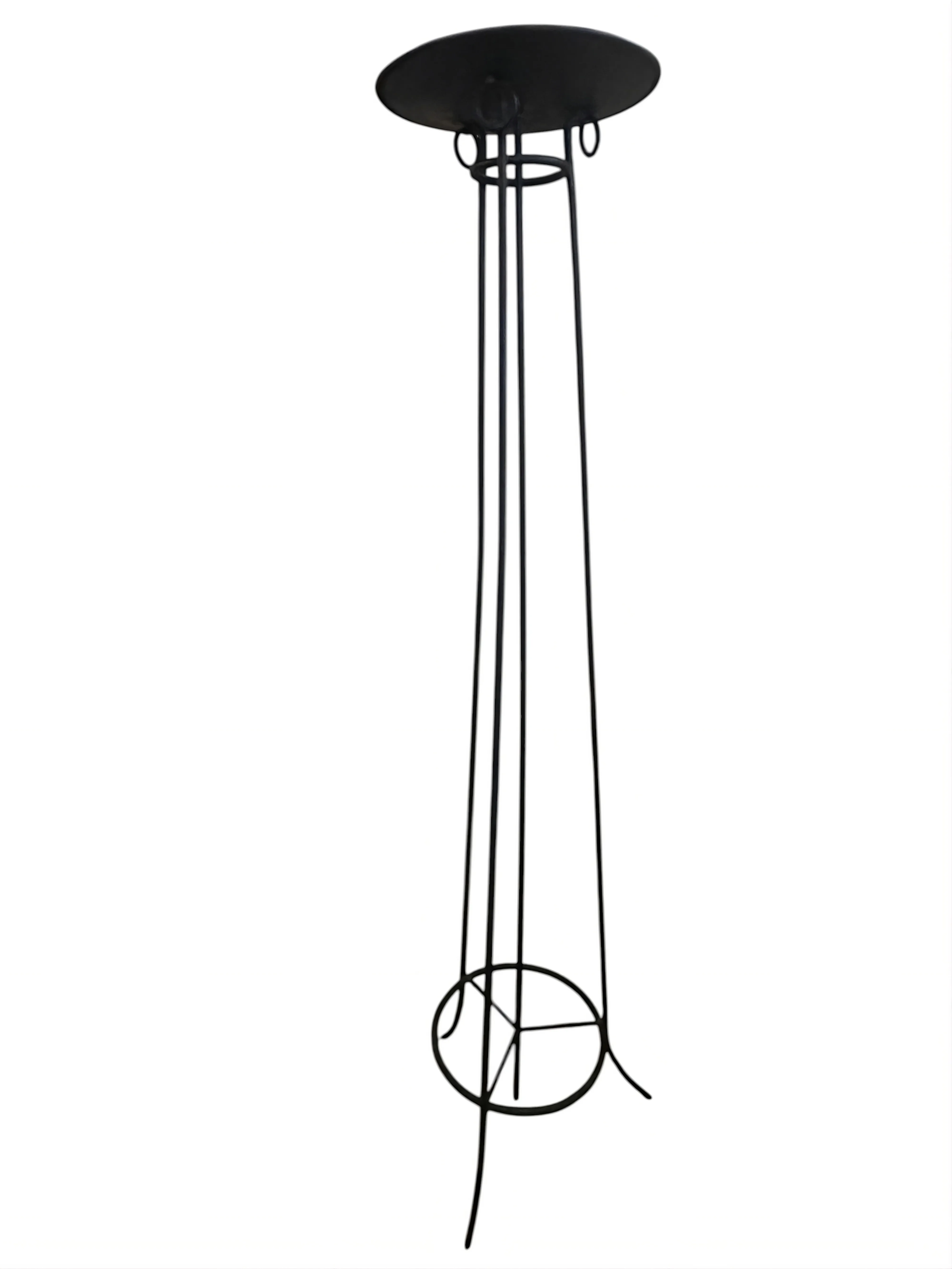 चार एलीगेंट प्राचीन फ़्लोर लैंप उजाले में।