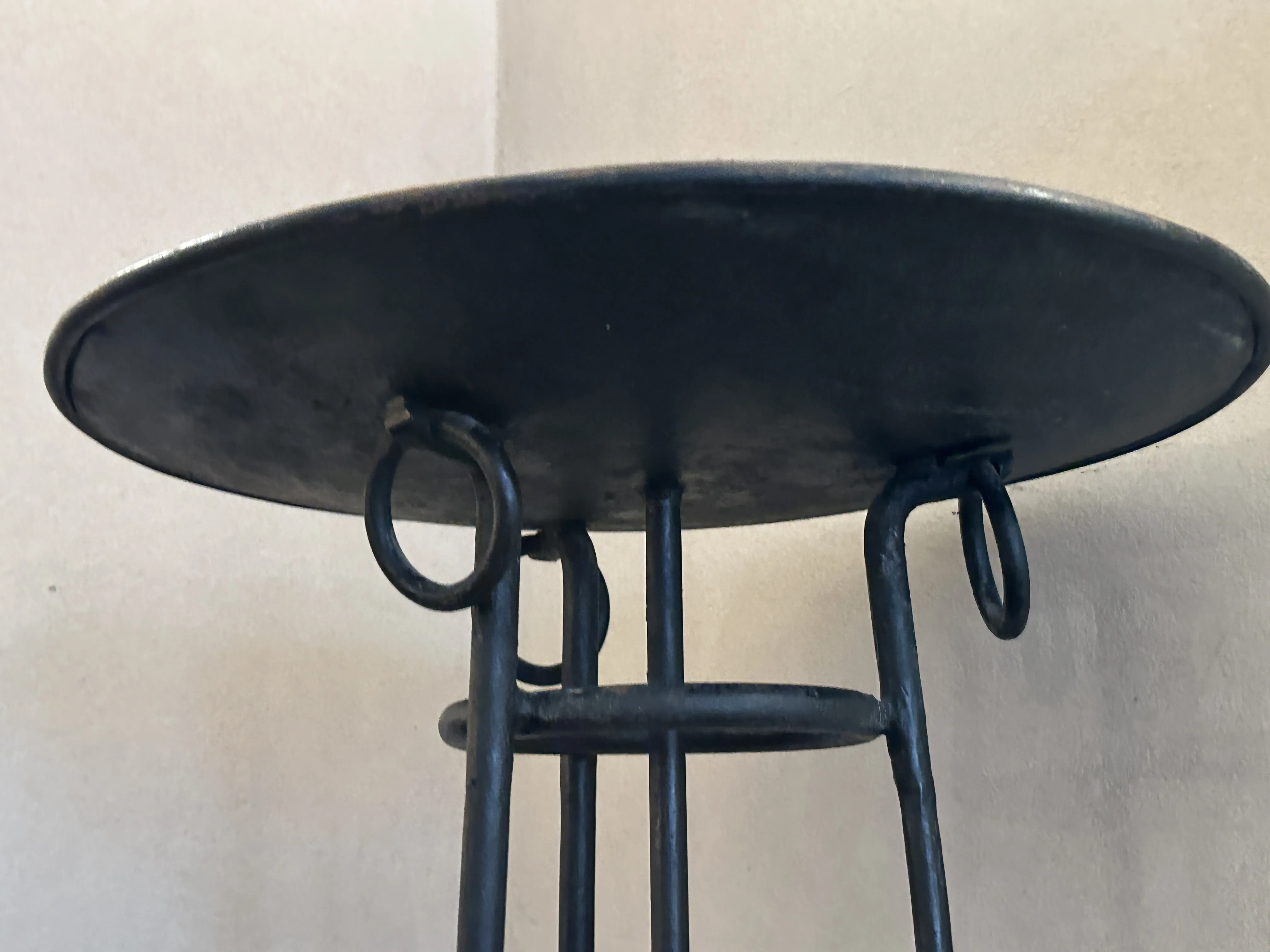 Quatre lampadaires anciens avec un design unique dans un cadre élégant.