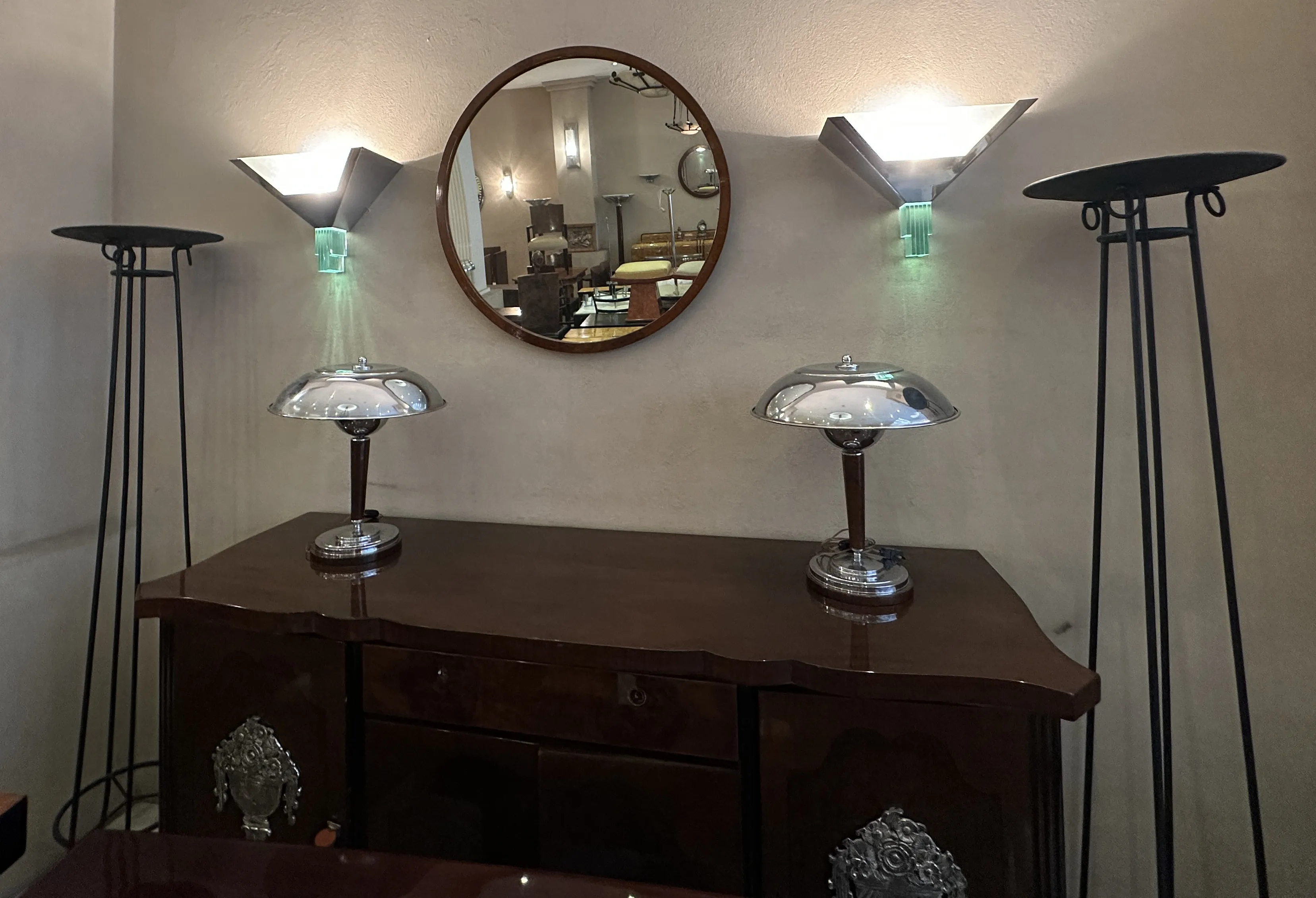 4 lampadaires anciens dans une ambiance élégante avec des miroirs