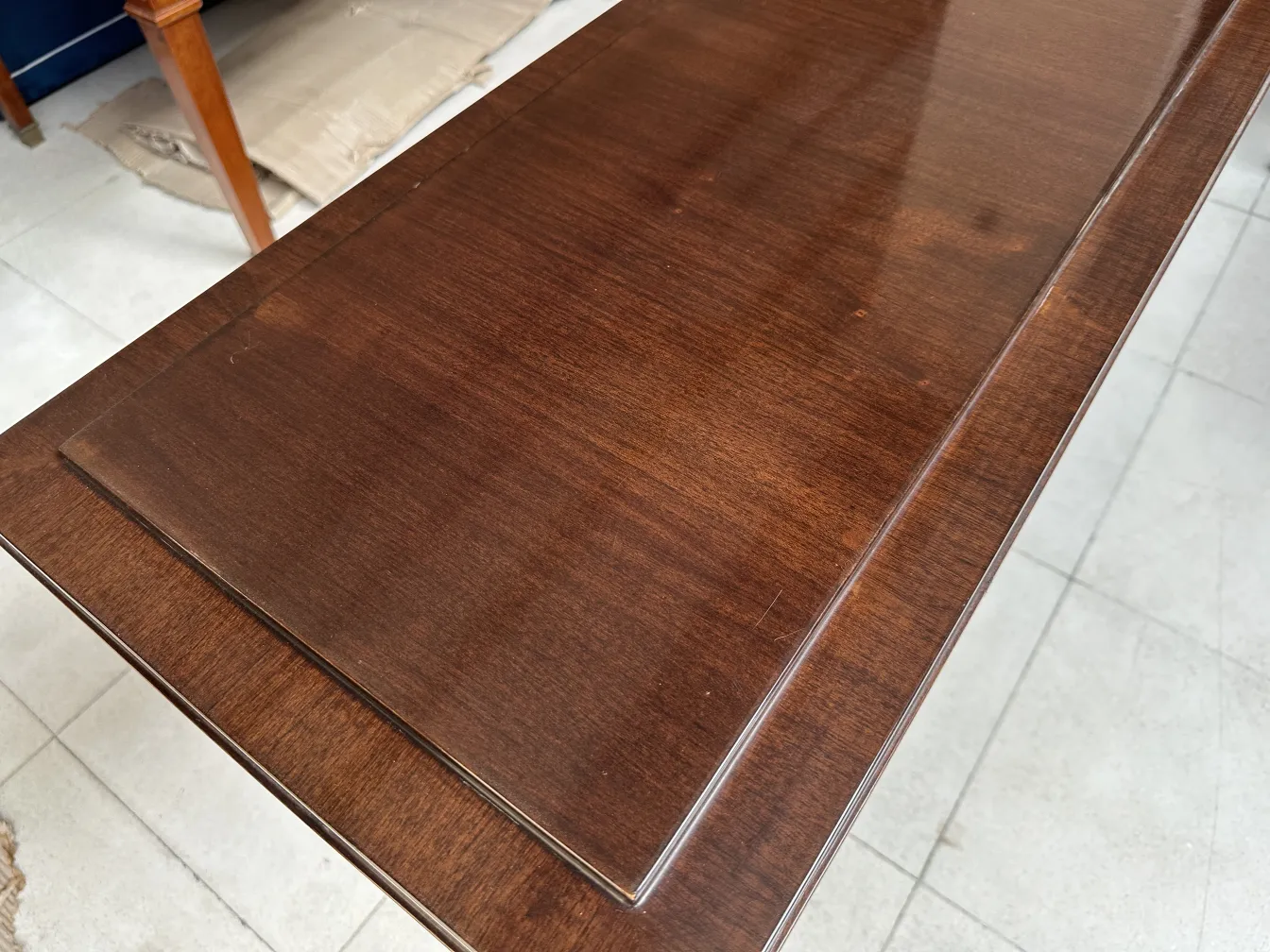 oberansicht eines antiken dresuar mit subtilen details in einer hellen umgebung