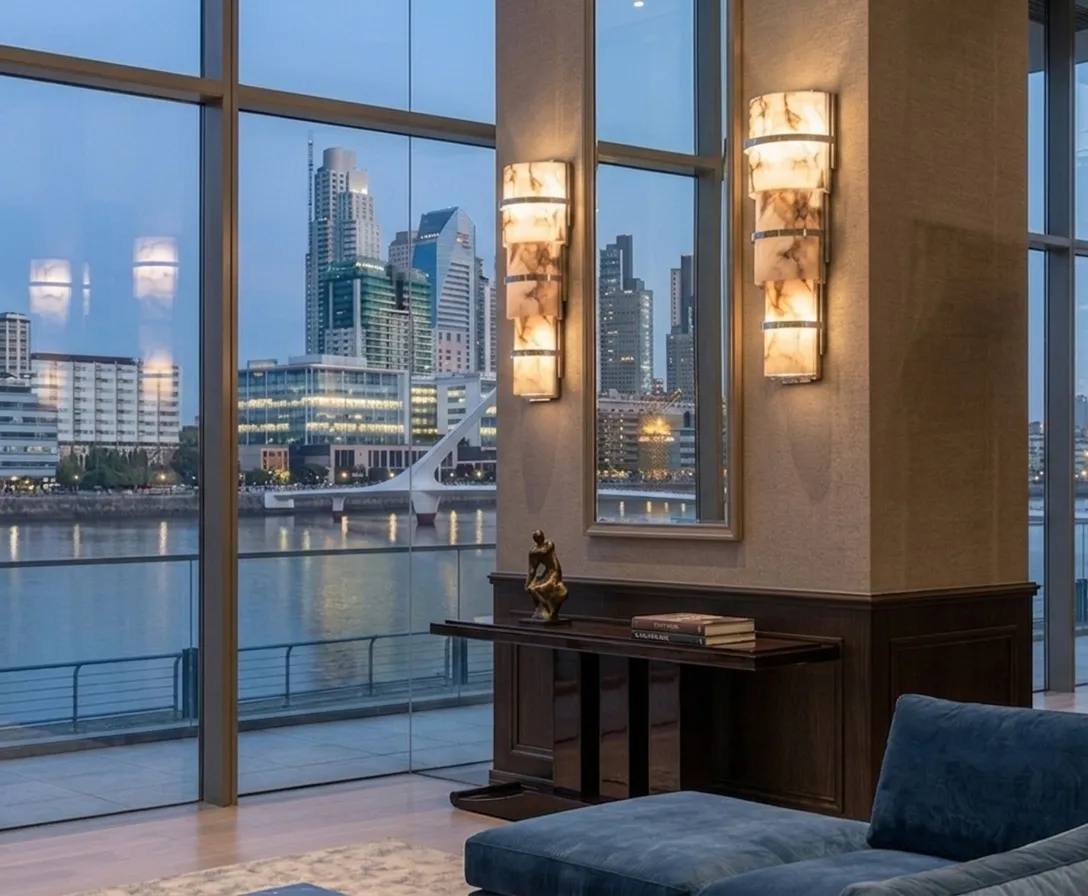 antiker Konsolentisch mit elegantem Dekor und schönem Blick