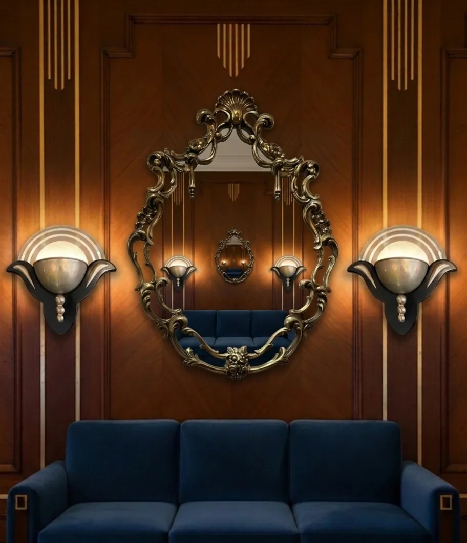 आकर्षक वातावरण में पुराना सजावटी आइना और लाइट