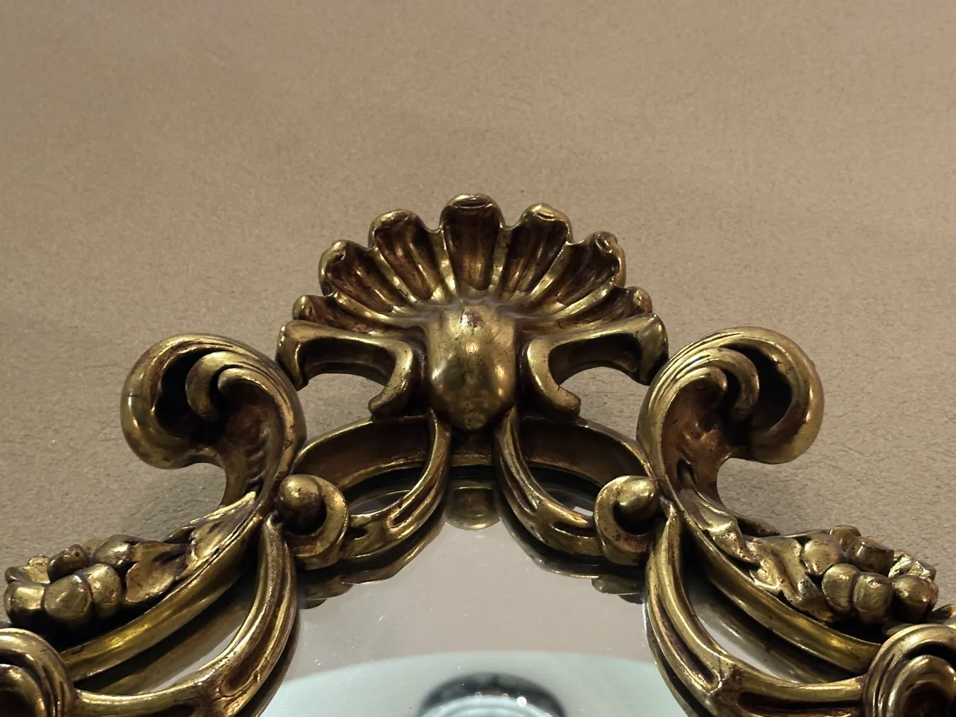 antiker Spiegel mit detailliertem dekorativem Rahmen