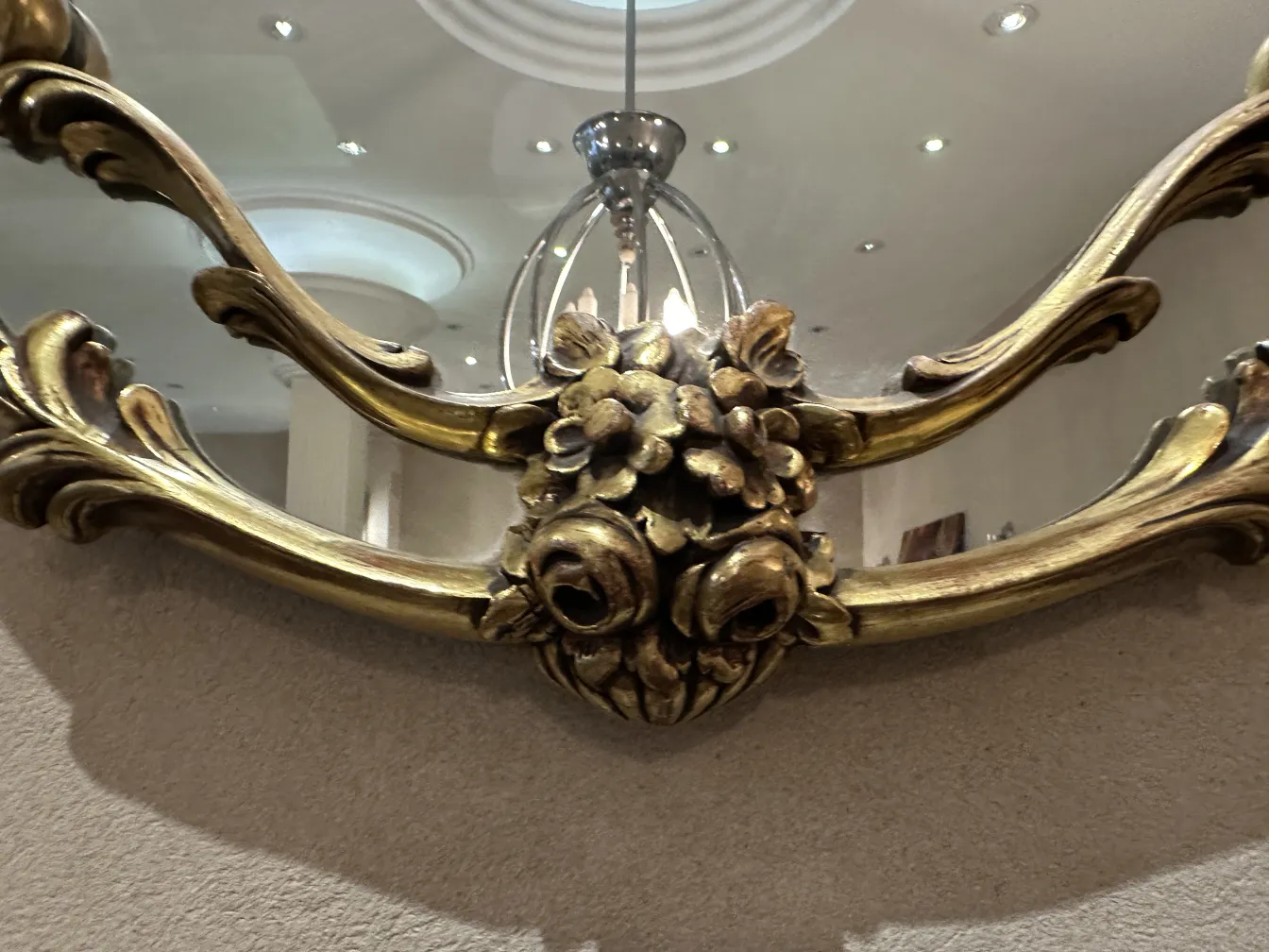 espelho antigo adornado com flores em um ambiente aconchegante