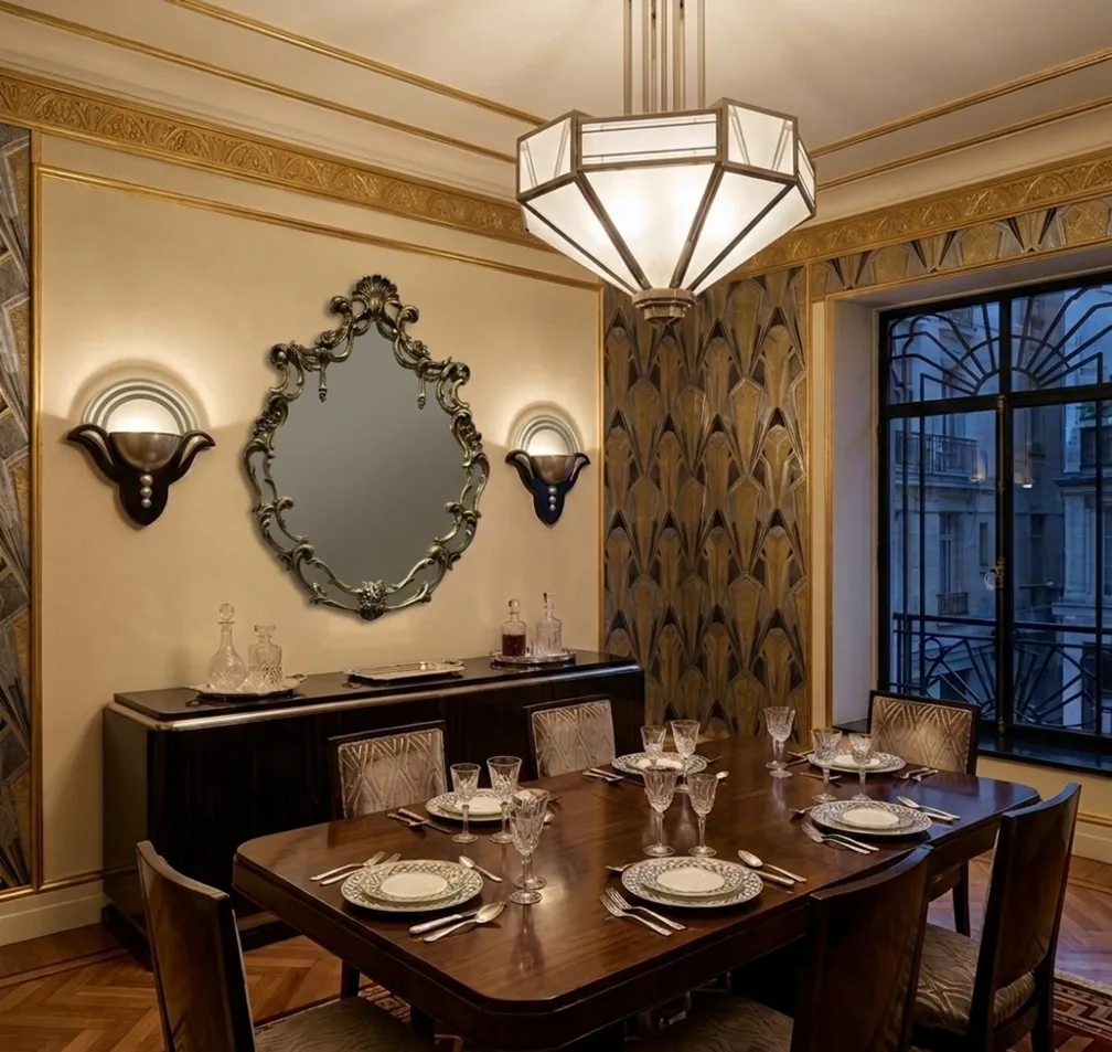 miroir antique décoratif avec cadre sur le mur