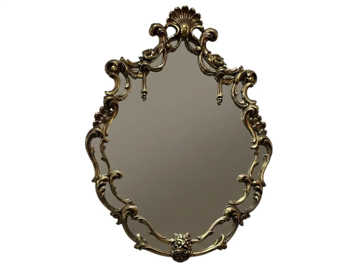 Espejo antiguo con marco decorativo y estilo intrincado, ideal para la decoración del hogar.