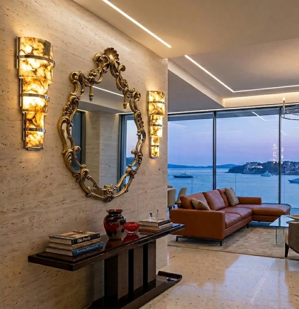 エレガントな空間にある装飾的な金色の縁の古い楕円形ミラー