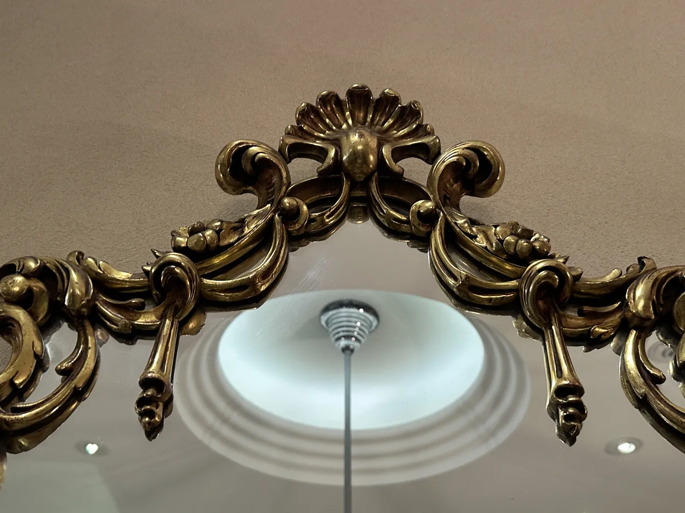 우아한 장식용 프레임이 있는 고전 거울