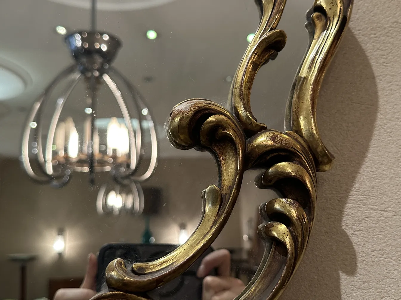 espelho antigo com moldura decorativa e elegante