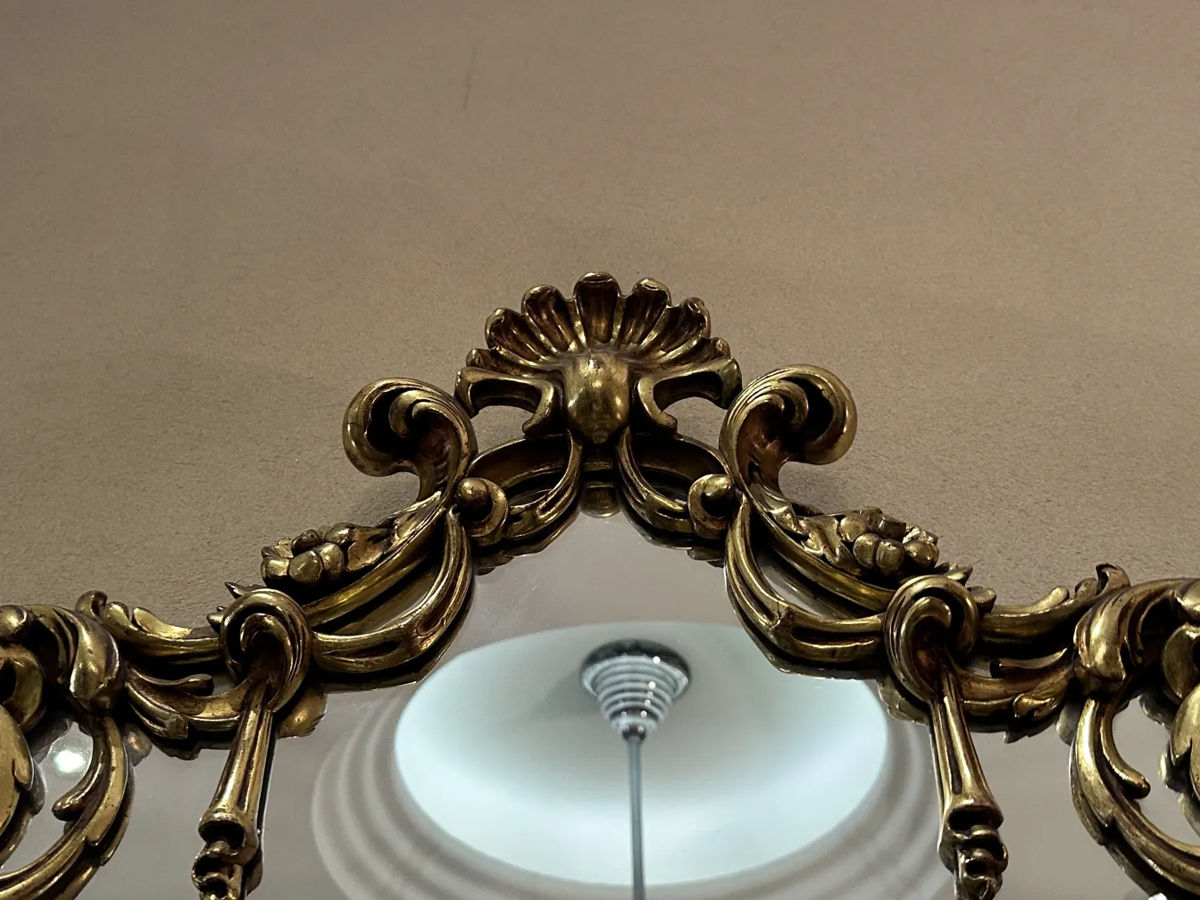 miroir ancien avec cadre décoratif et détails élégants