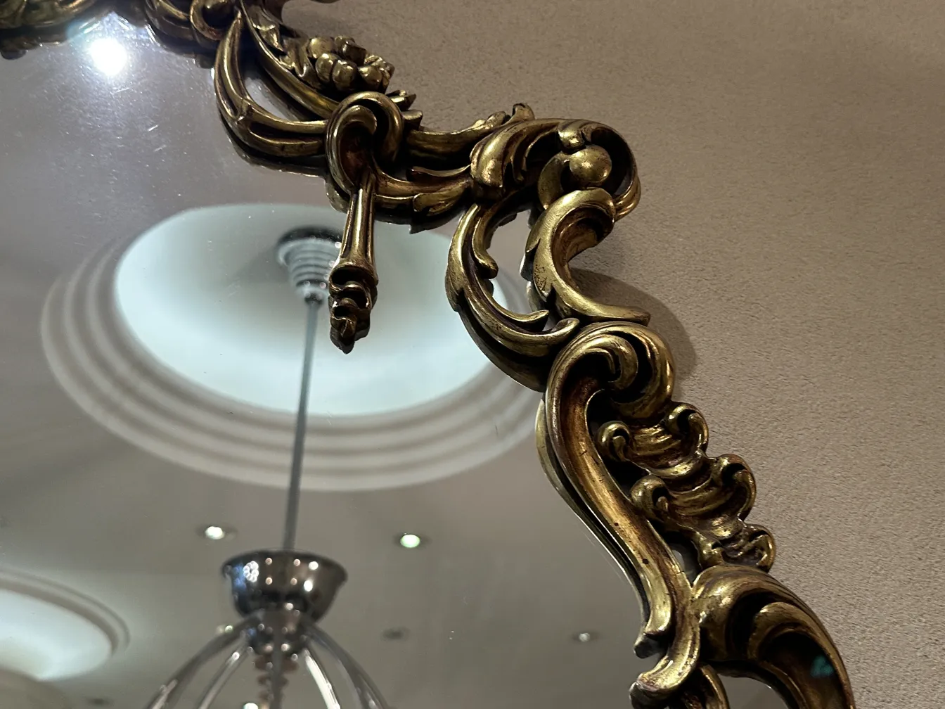 miroir antique décoratif avec des détails baroques sur un fond élégant