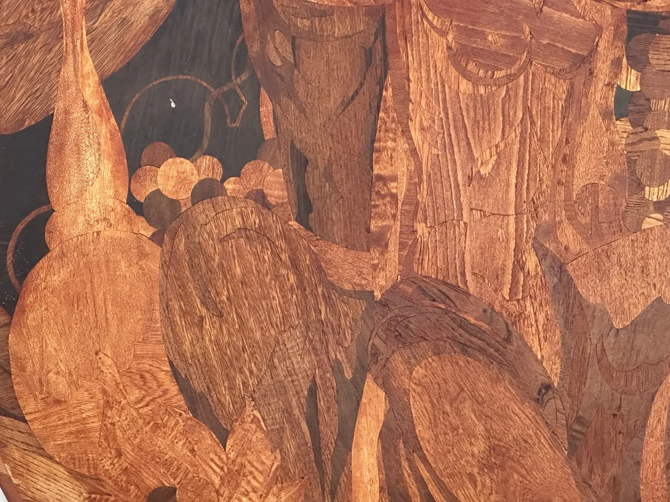 detalhes de antiguidades em marchetaria com formas decorativas