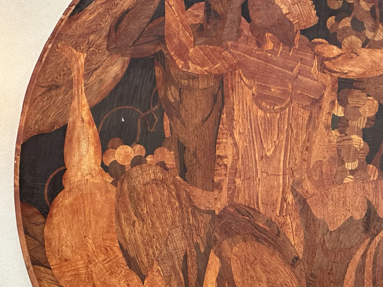 detalle de marquetería antigua con forma de animales y frutas