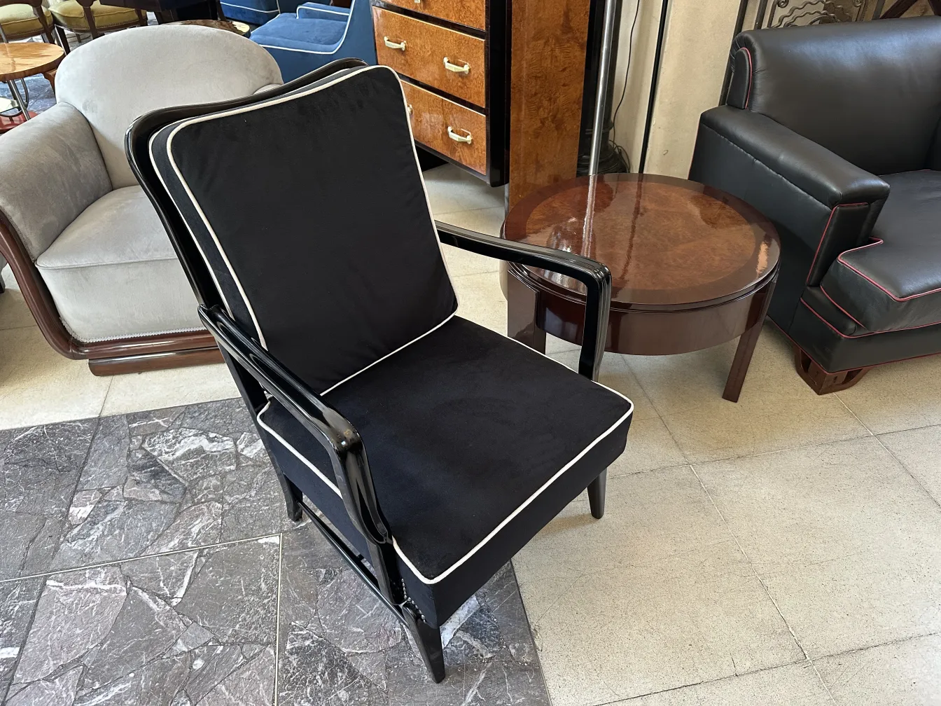 Sillones antiguos negros con fondo y ambiente elegante