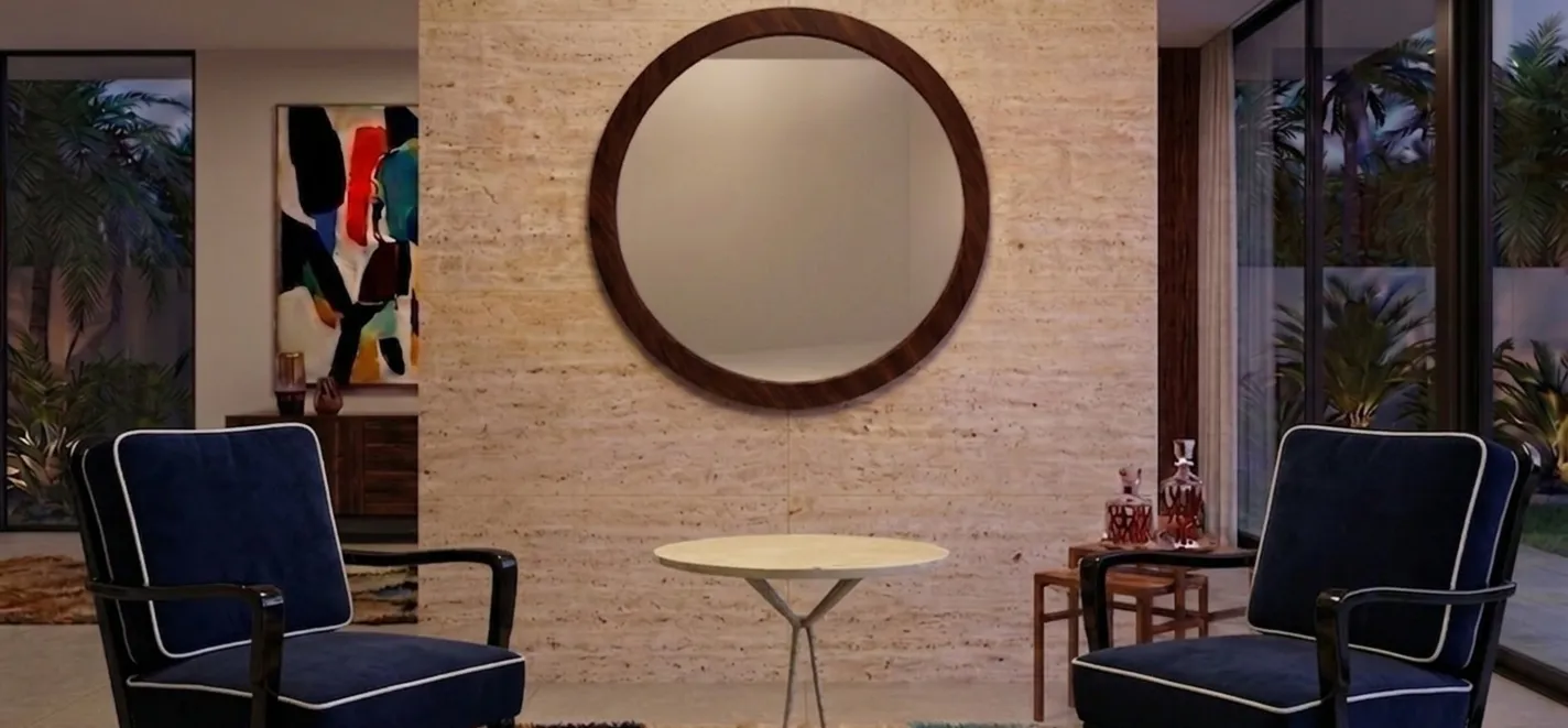 Duas poltronas antigas em um ambiente elegante, cercadas por plantas.