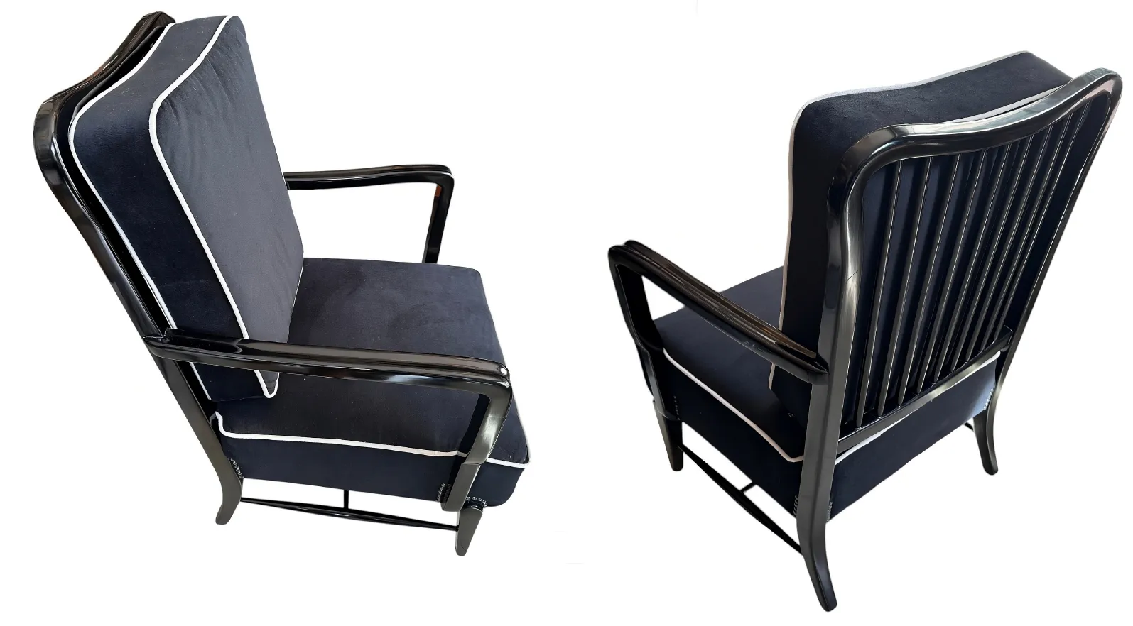 Dos sillones antiguos clásicos en ambiente elegante con detalles visuales