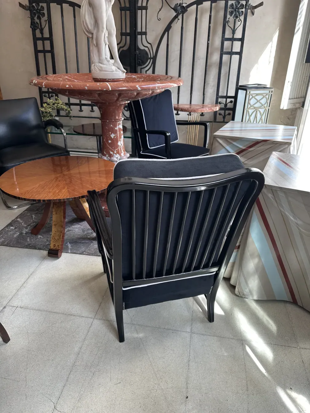 Duas poltronas antigas em um ambiente elegante com detalhes decorativos