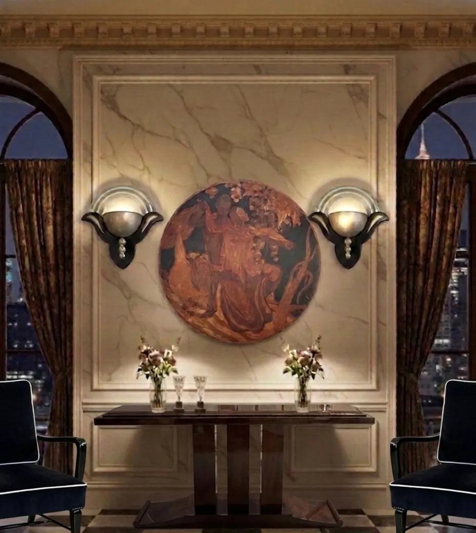 dos sillones antiguos en una elegante sala de estar con decoración