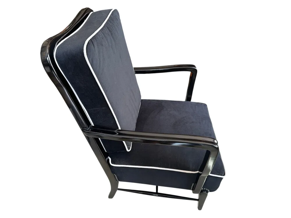 Fauteuils antiques avec des coussins sombres, style 50, dans un environnement confortable.