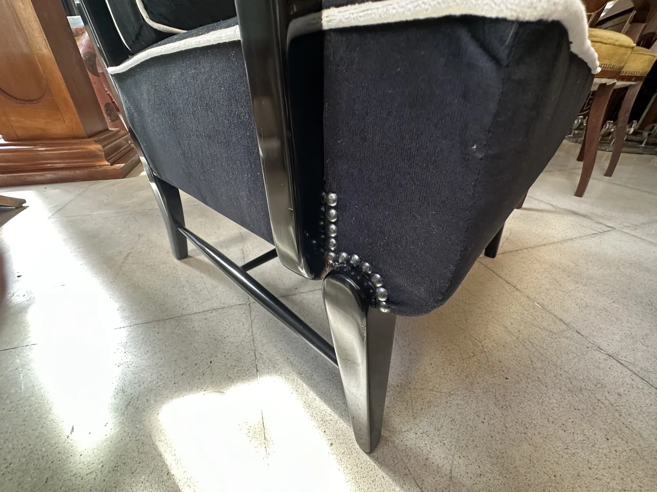 Vista laterale di 2 poltrone antiche con dettagli decorativi nell'ambiente