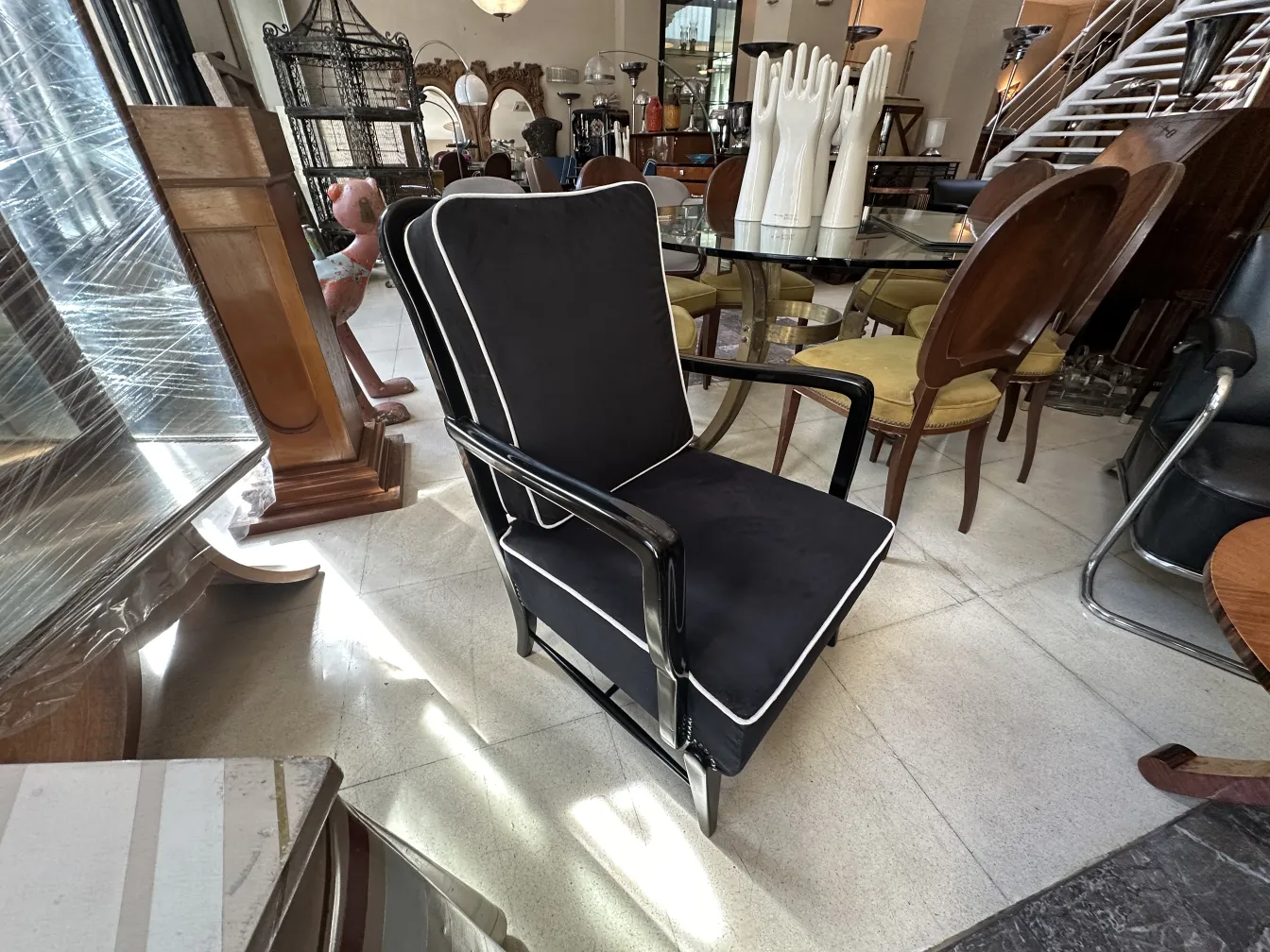 ansicht von zwei eleganten antiken armlehnstühlen in einem raum mit anderem möbel