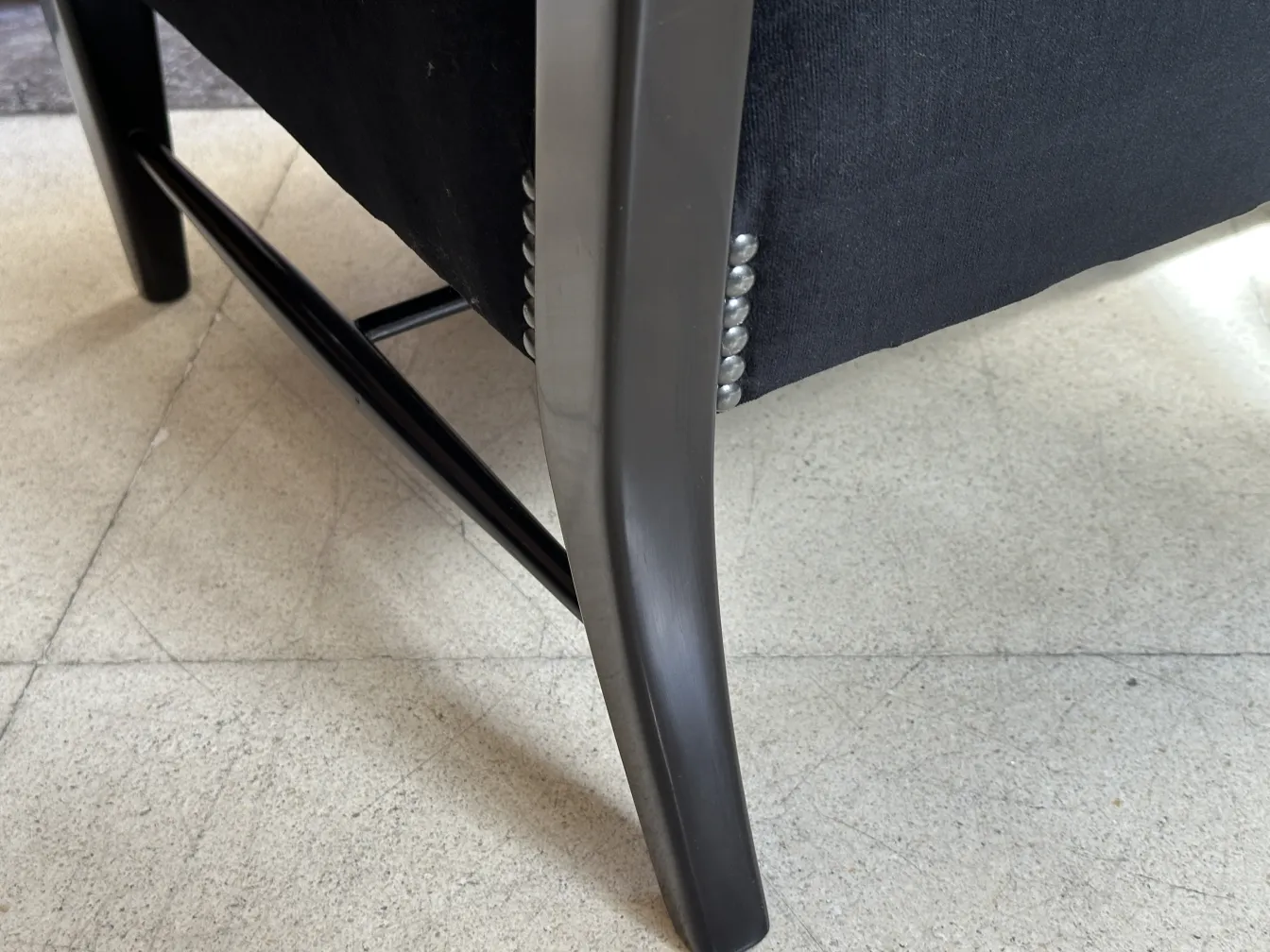 deux fauteuils anciens avec des détails élégants dans un environnement neutre