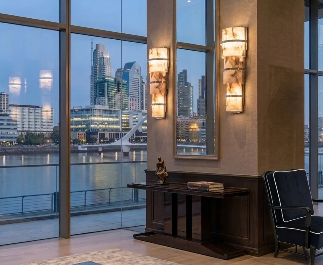 Deux fauteuils anciens élégants dans un cadre moderne avec vue.