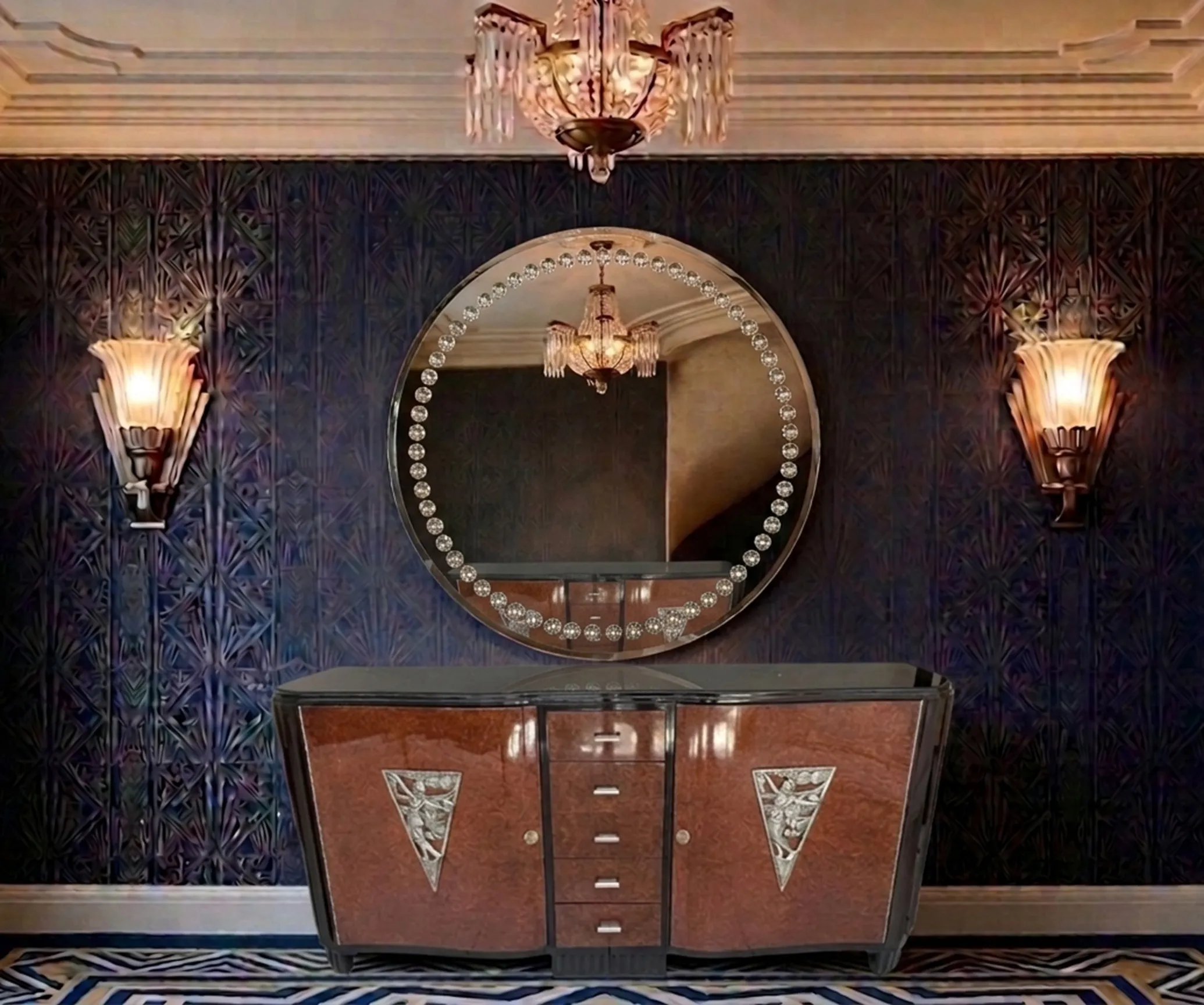 specchio antico decorativo con luce in ambiente elegante