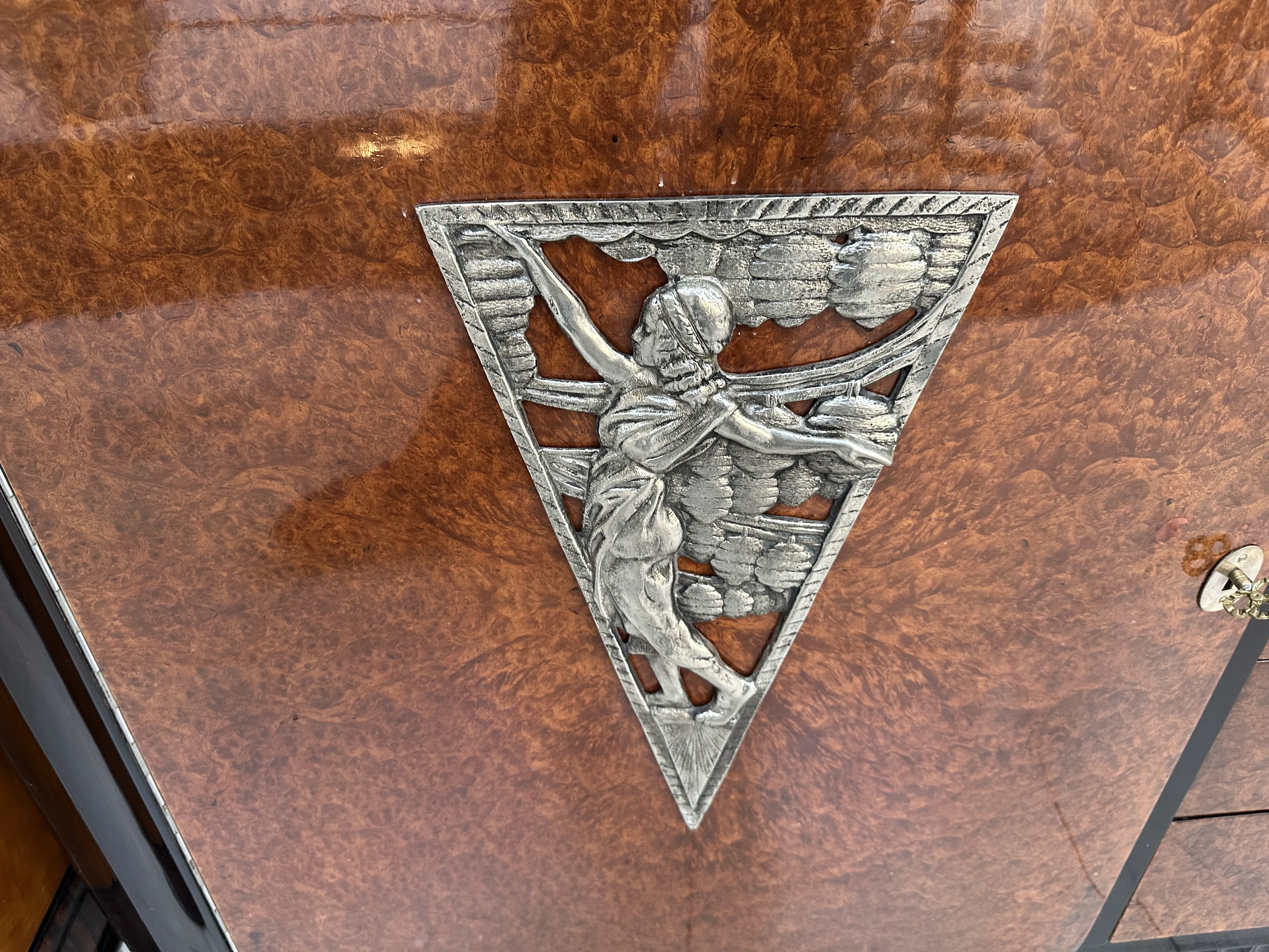 Античный буфет с треугольным рельефом, богатая отделка.