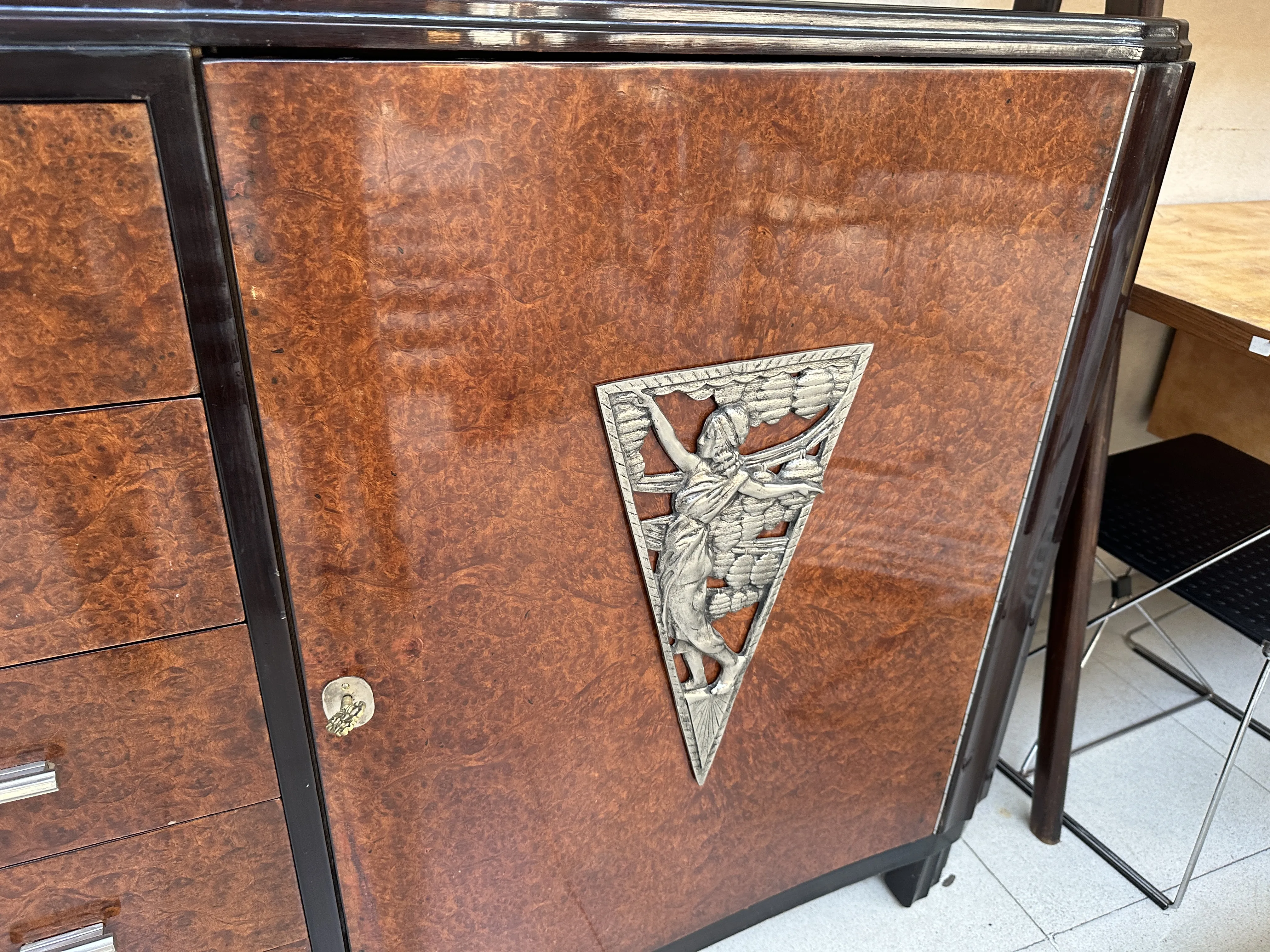 aparador antiguo con detalles artísticos en el frente