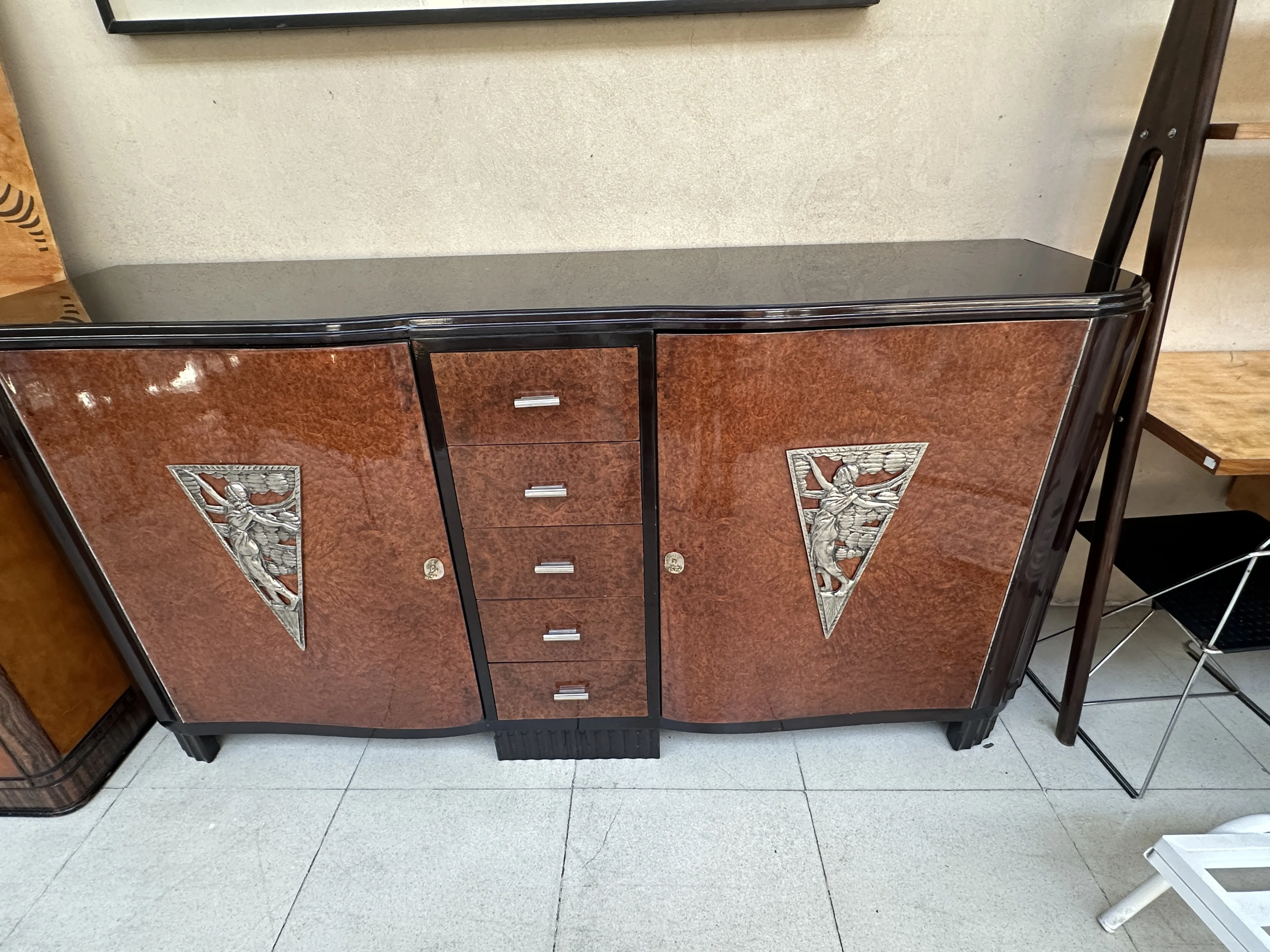 vaisselier antique avec des détails décoratifs dans un cadre élégant