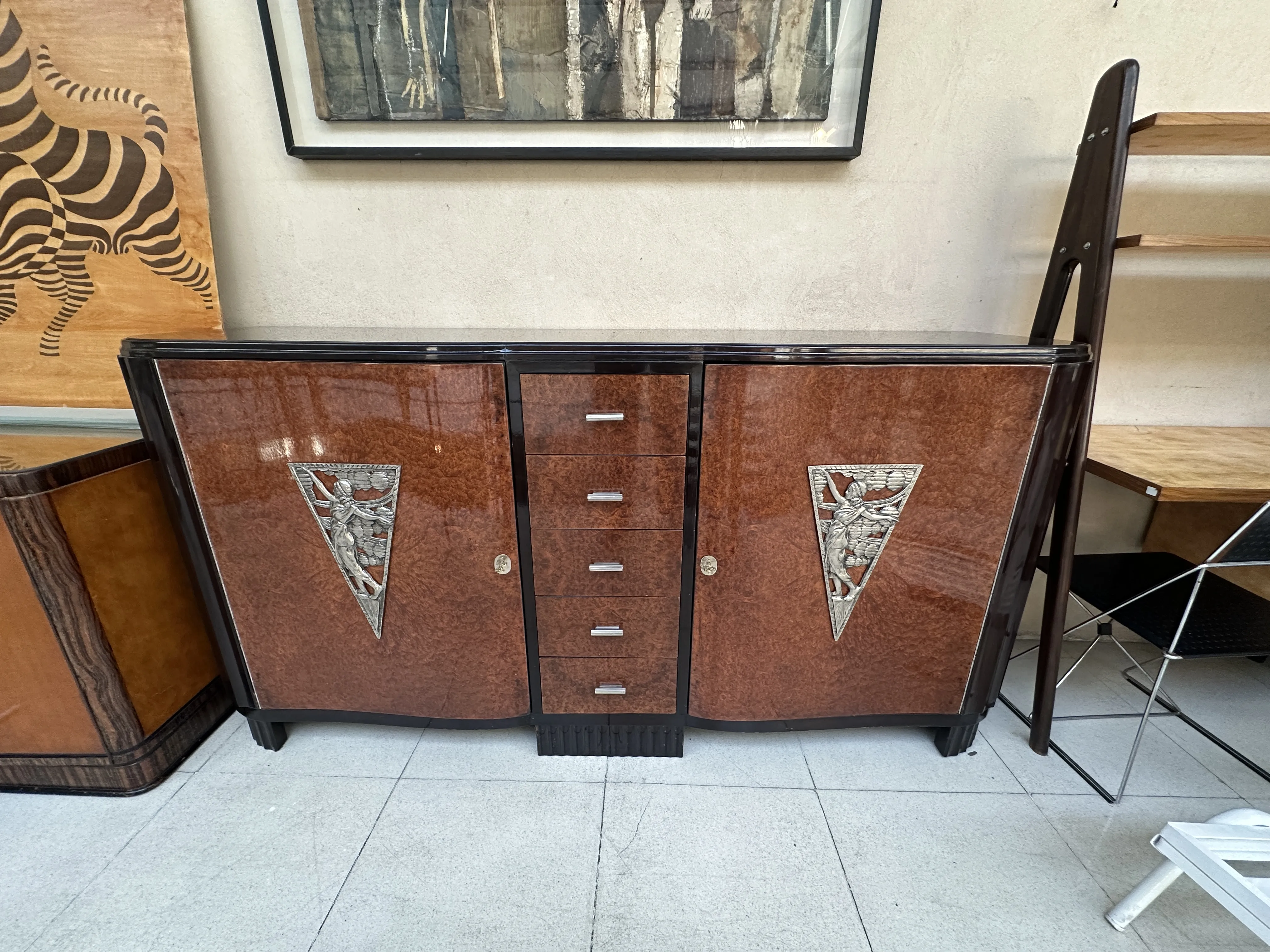 aparador antigo decorado com detalhes em metal