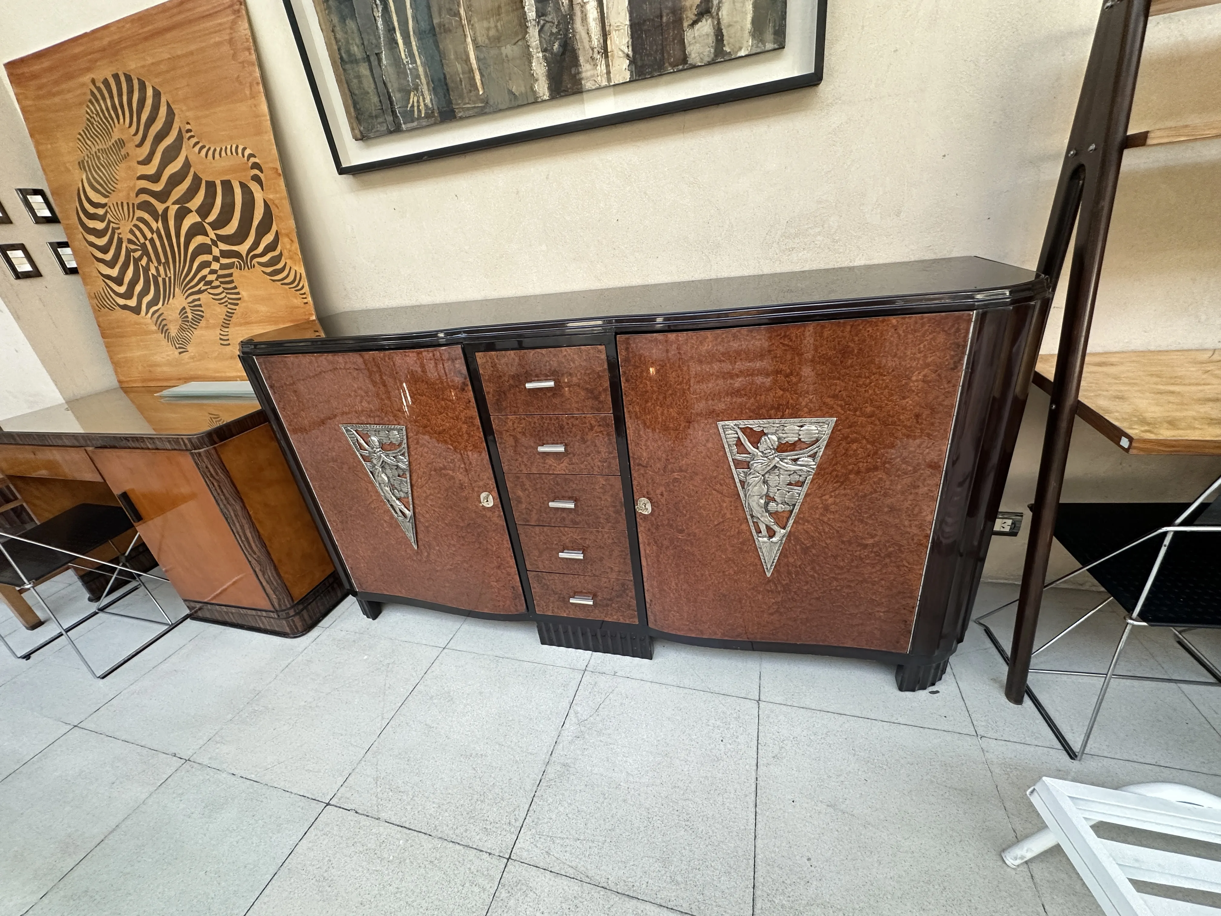 aparador antiguo con detalles artísticos en su diseño, decorado con elementos atractivos en un entorno elegante