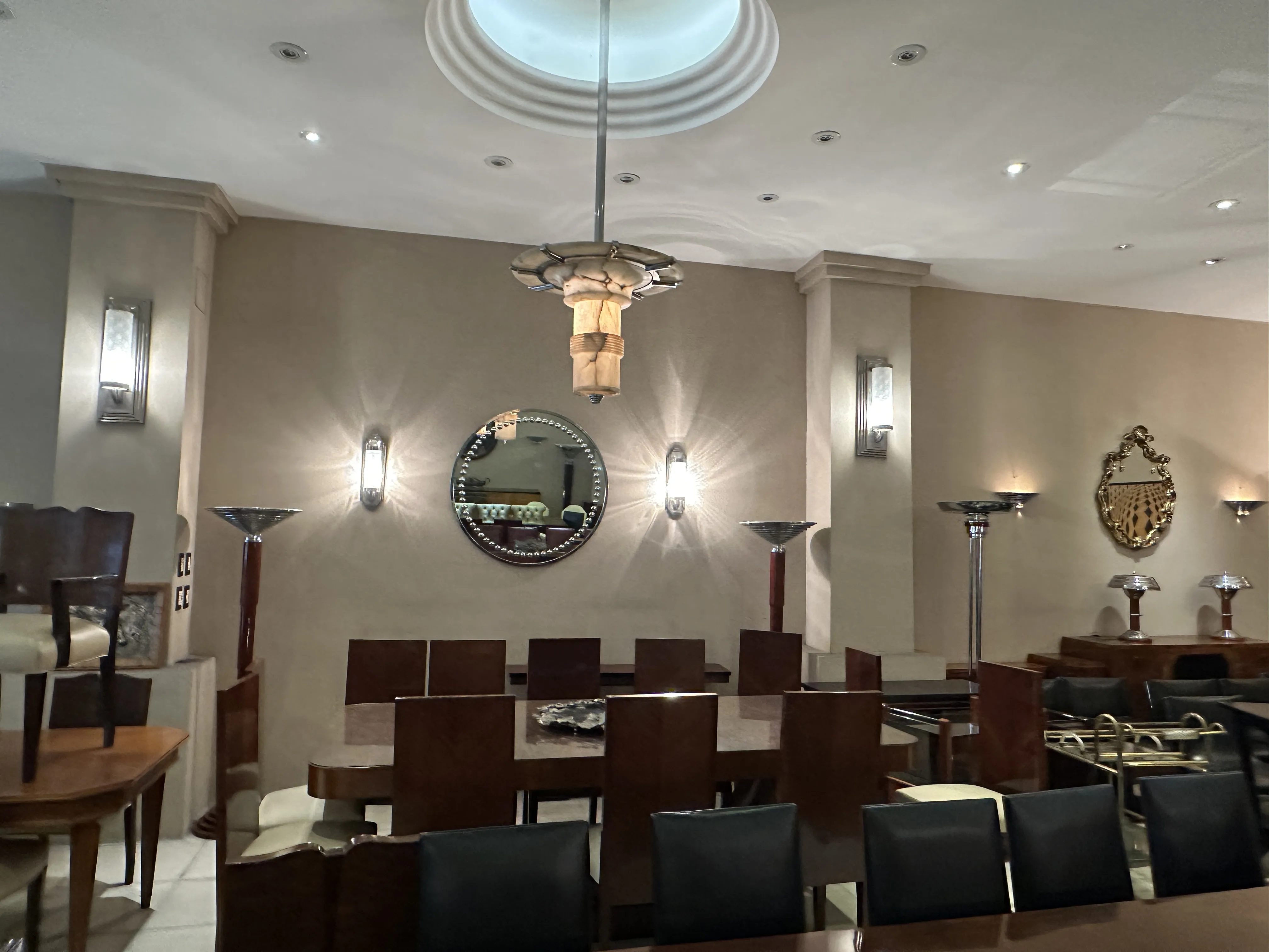 Bild von 2 eleganten antiken Hängelampen in einem stilvollen Raum.