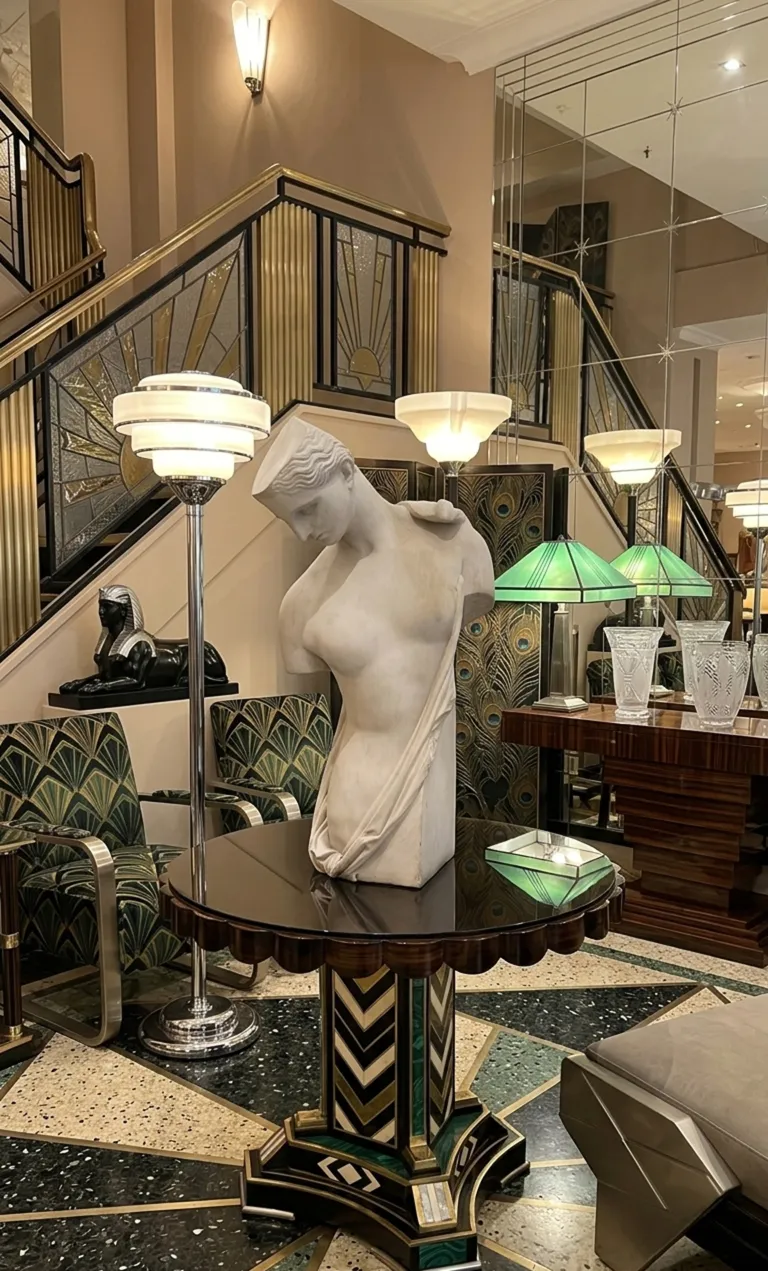 antike Skulptur von Pietro Barzanti in einer eleganten Umgebung mit Art-Déco-Dekor