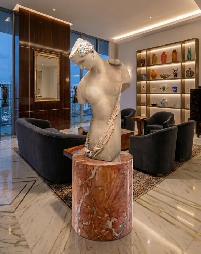 escultura antiga de Pietro Barzanti em uma sala moderna