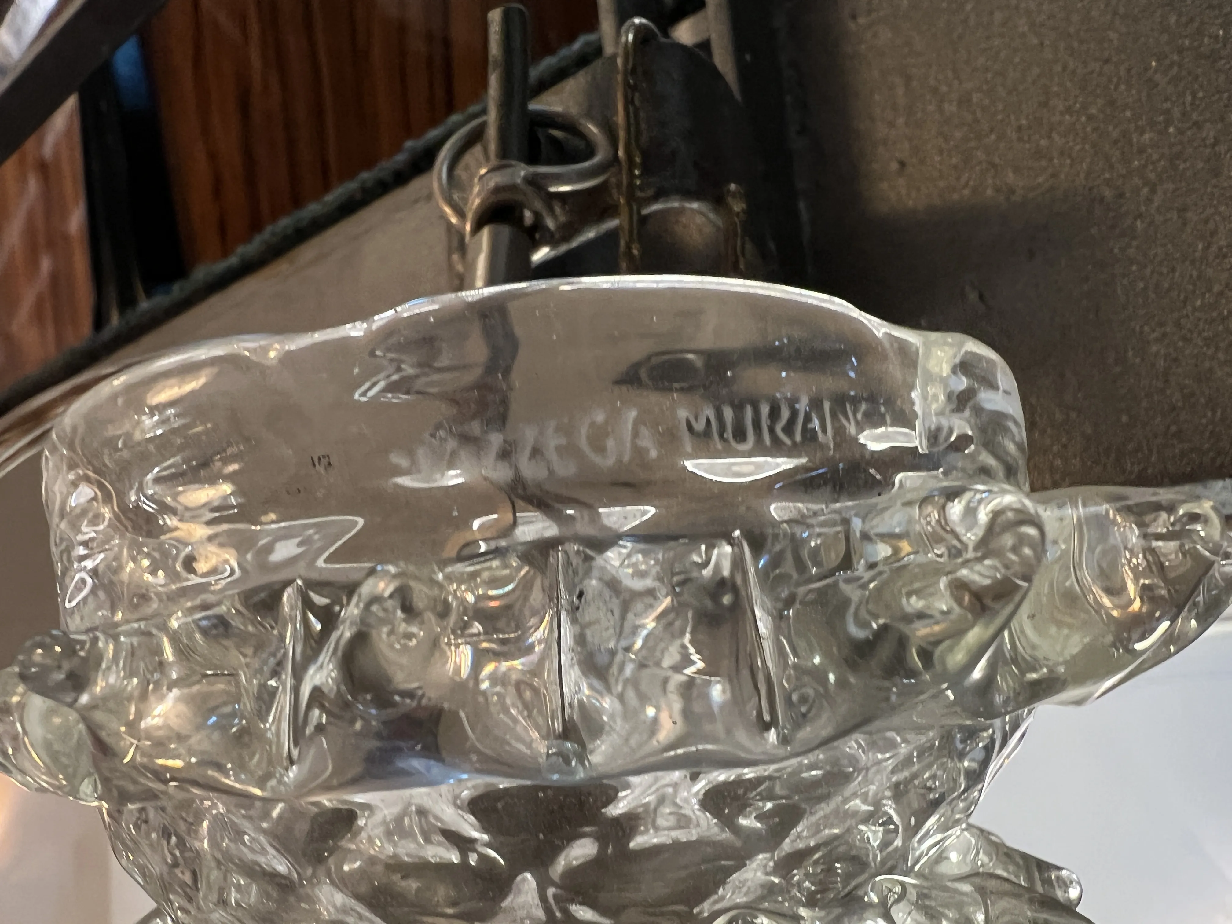 Mazzega Muranoの特徴的なデザインを持つ古いハンギングランプが、空間を暖かく明るくします。