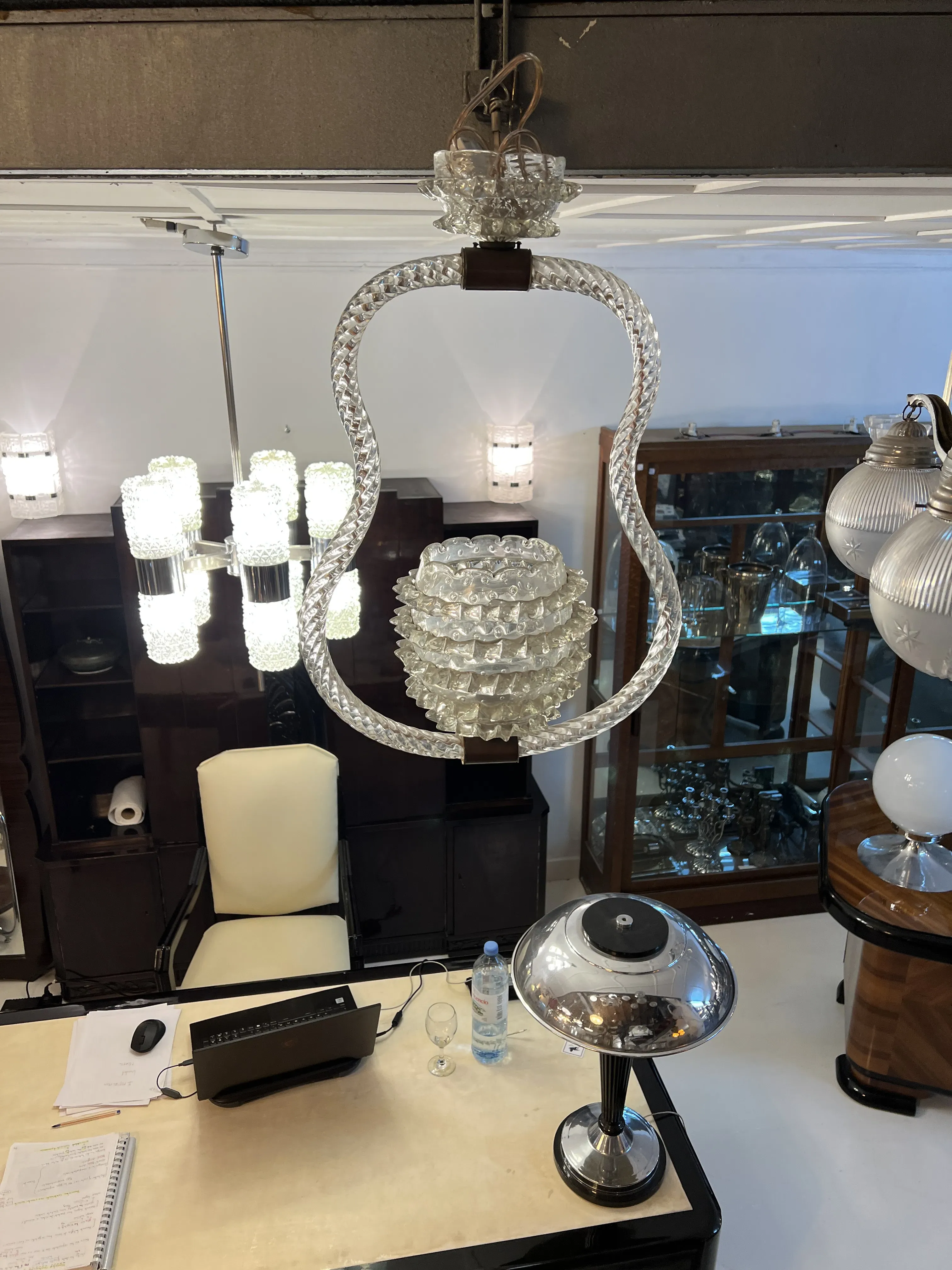 Antiga lâmpada de teto de Mazzega Murano em um ambiente elegante com itens decorativos.