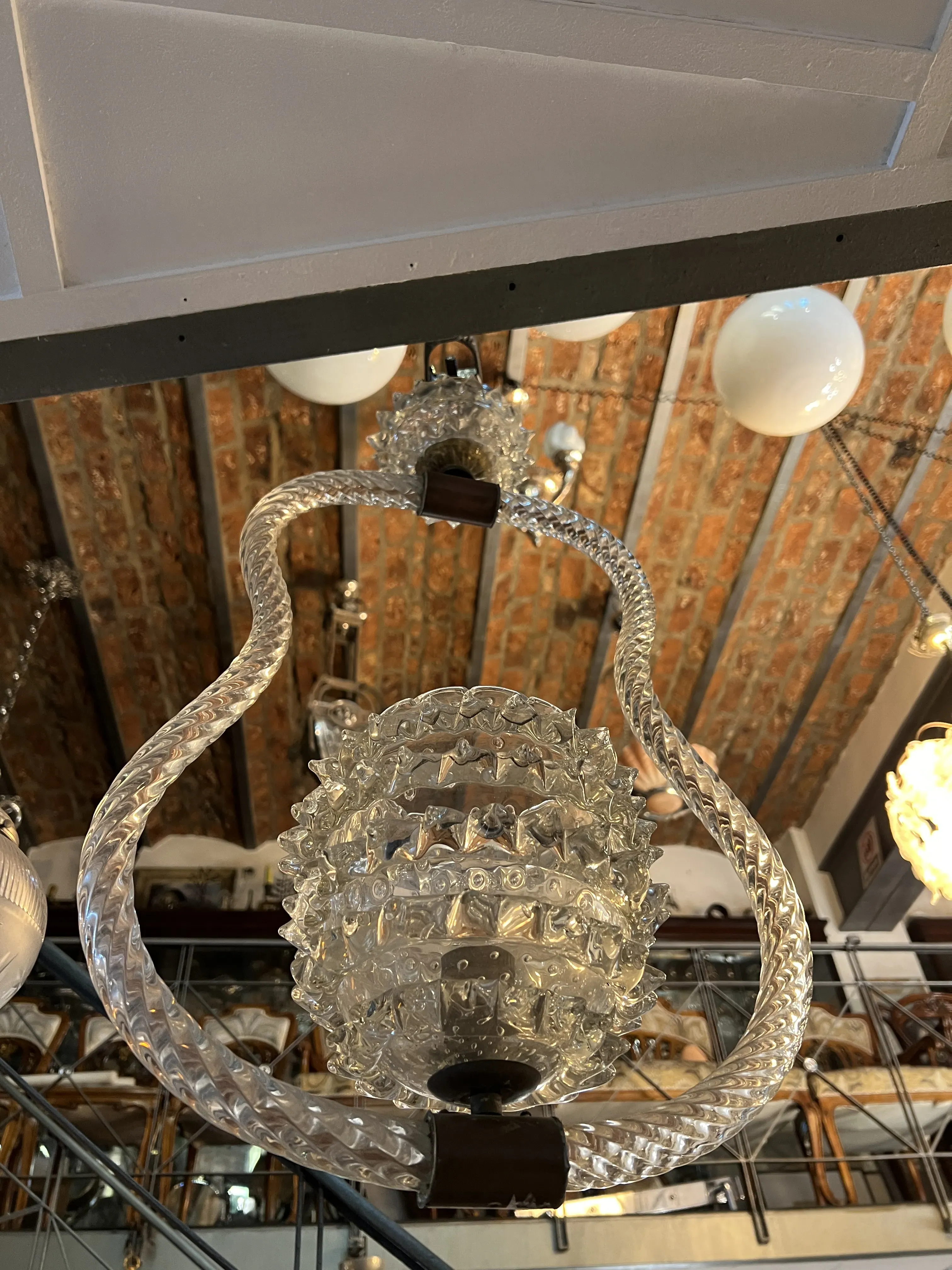 Hermosa lámpara de techo antigua Mazzega Murano con detalles elaborados