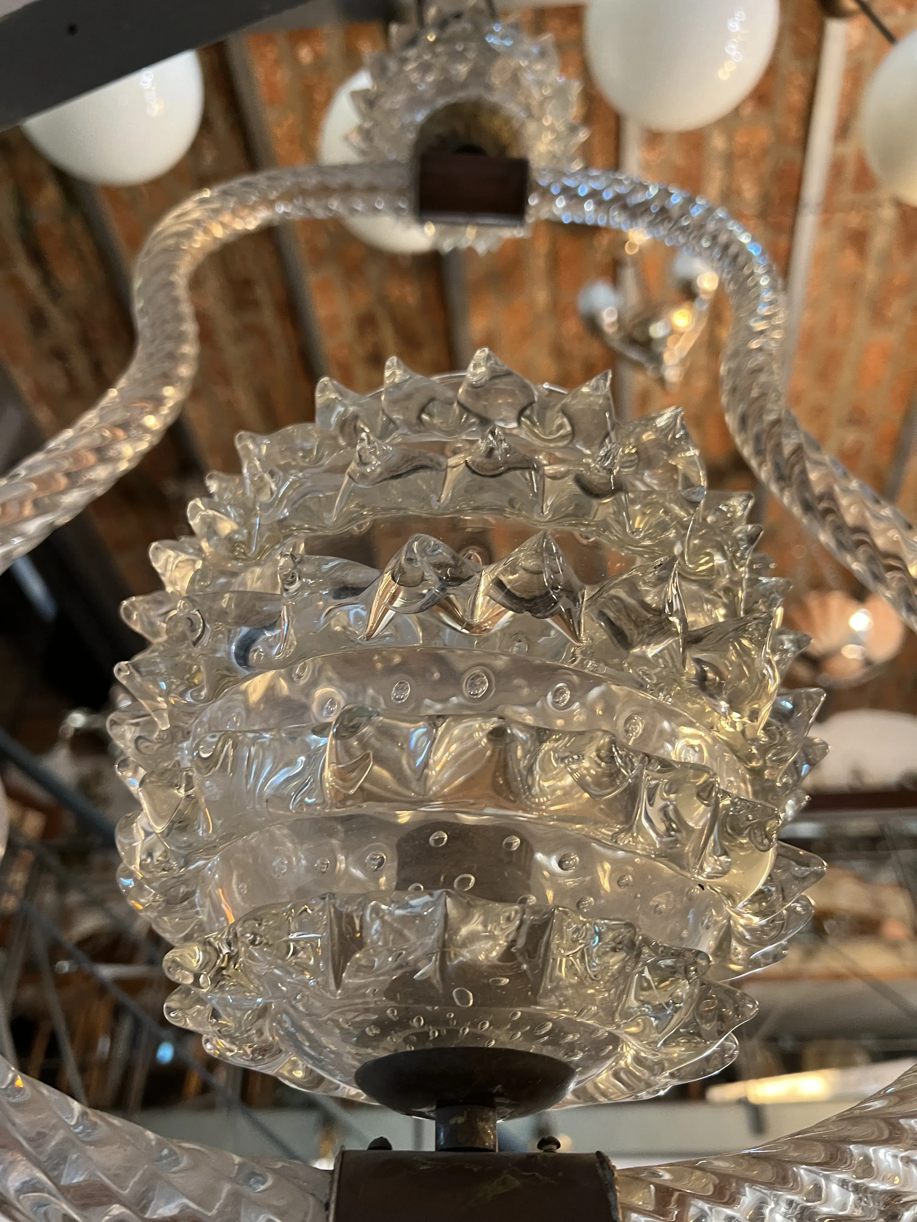 Antigua lámpara de techo de Mazzega Murano con diseño único y detalles decorativos en un ambiente cálido.