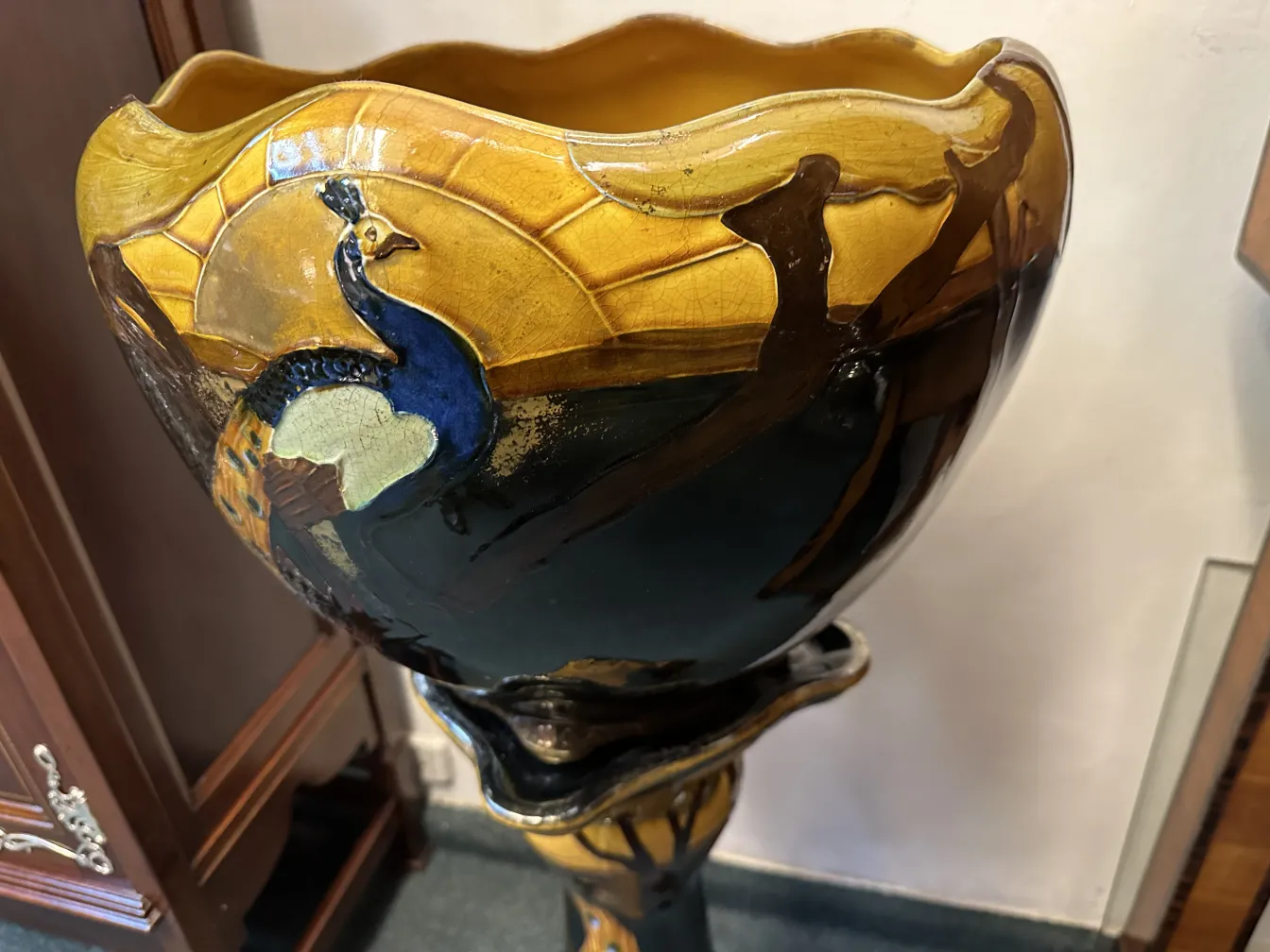 vaso di fiori antico decorato con un pavone vivace