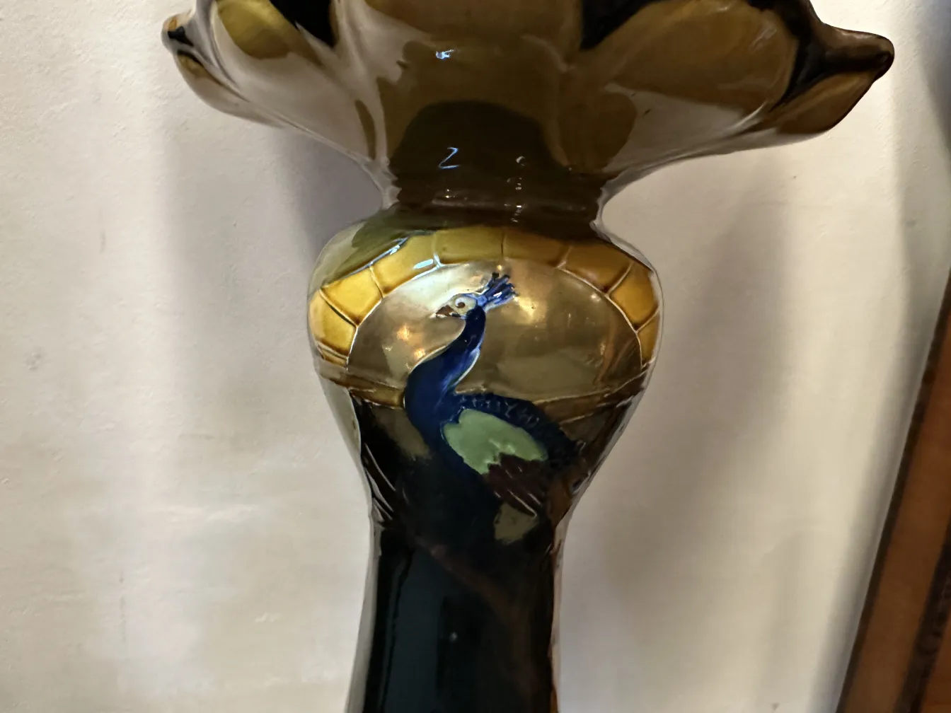 antiker Blumentopf mit Pfauenmotiv, lebendige Farben