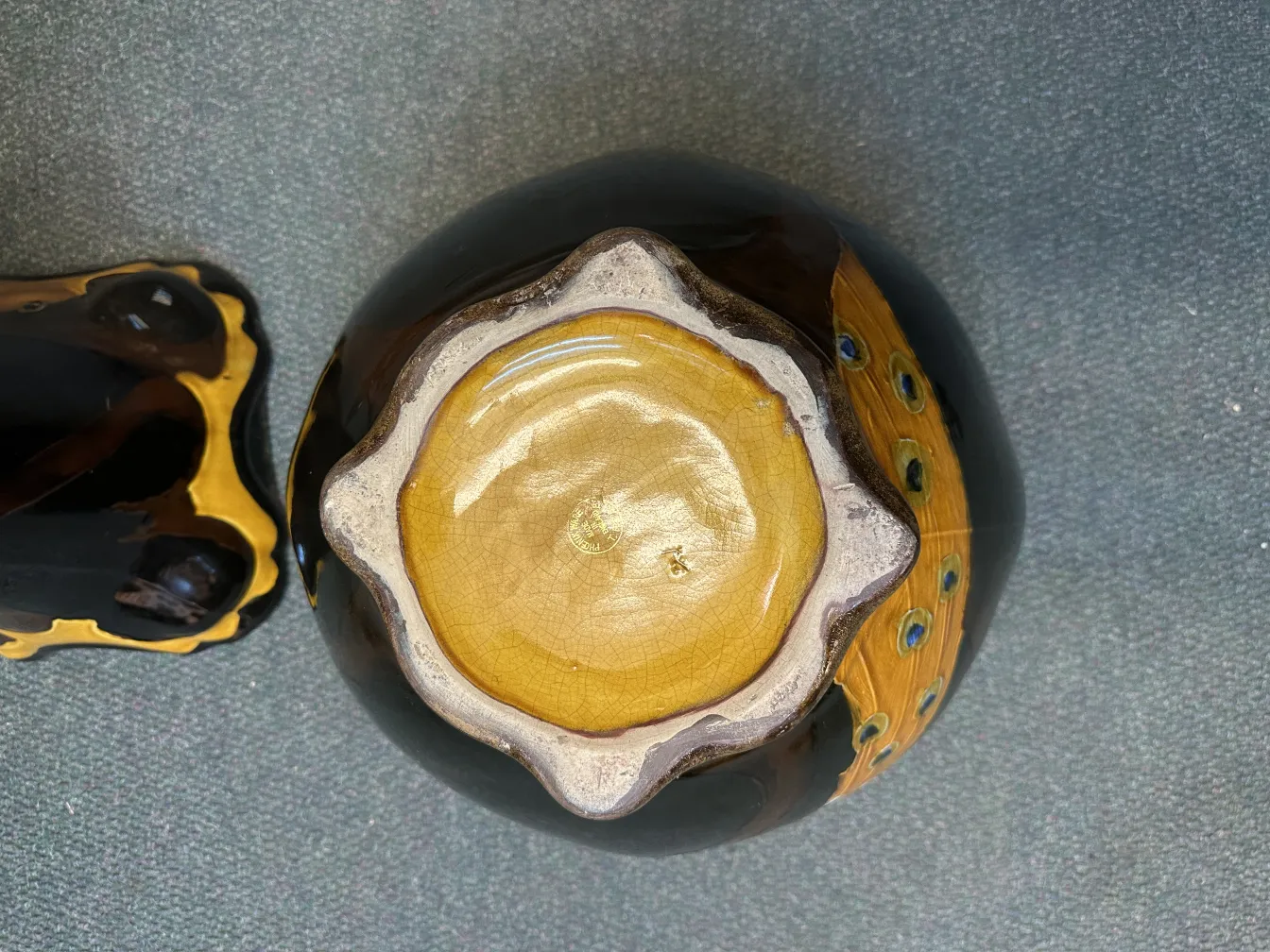 Vista superiore di un vaso di fiori antico con dettagli decorativi e base elaborata