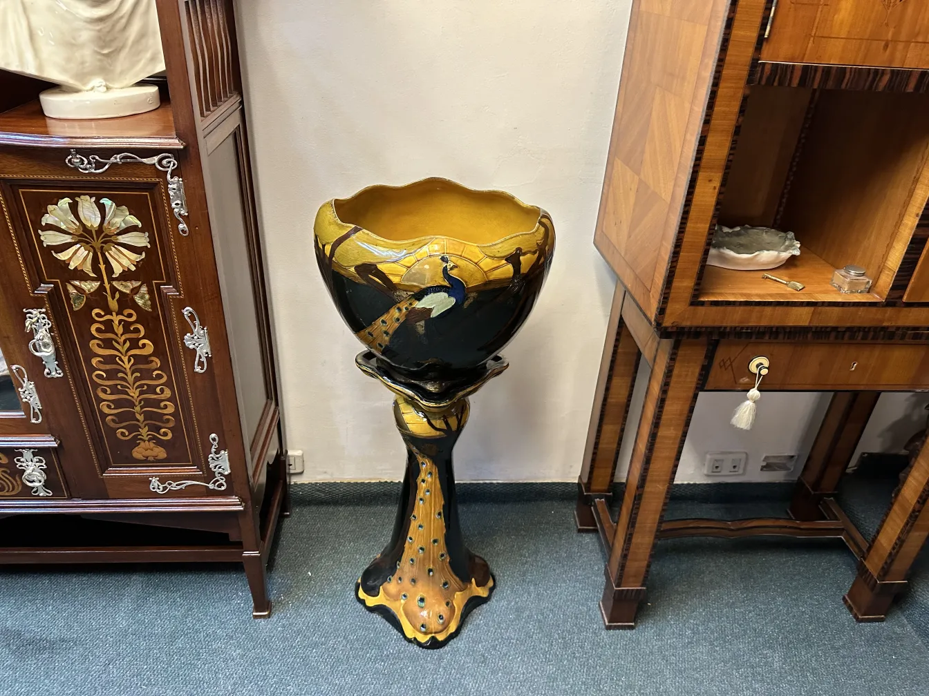vaso de plantes ancien avec motif de paon, dans un environnement élégant