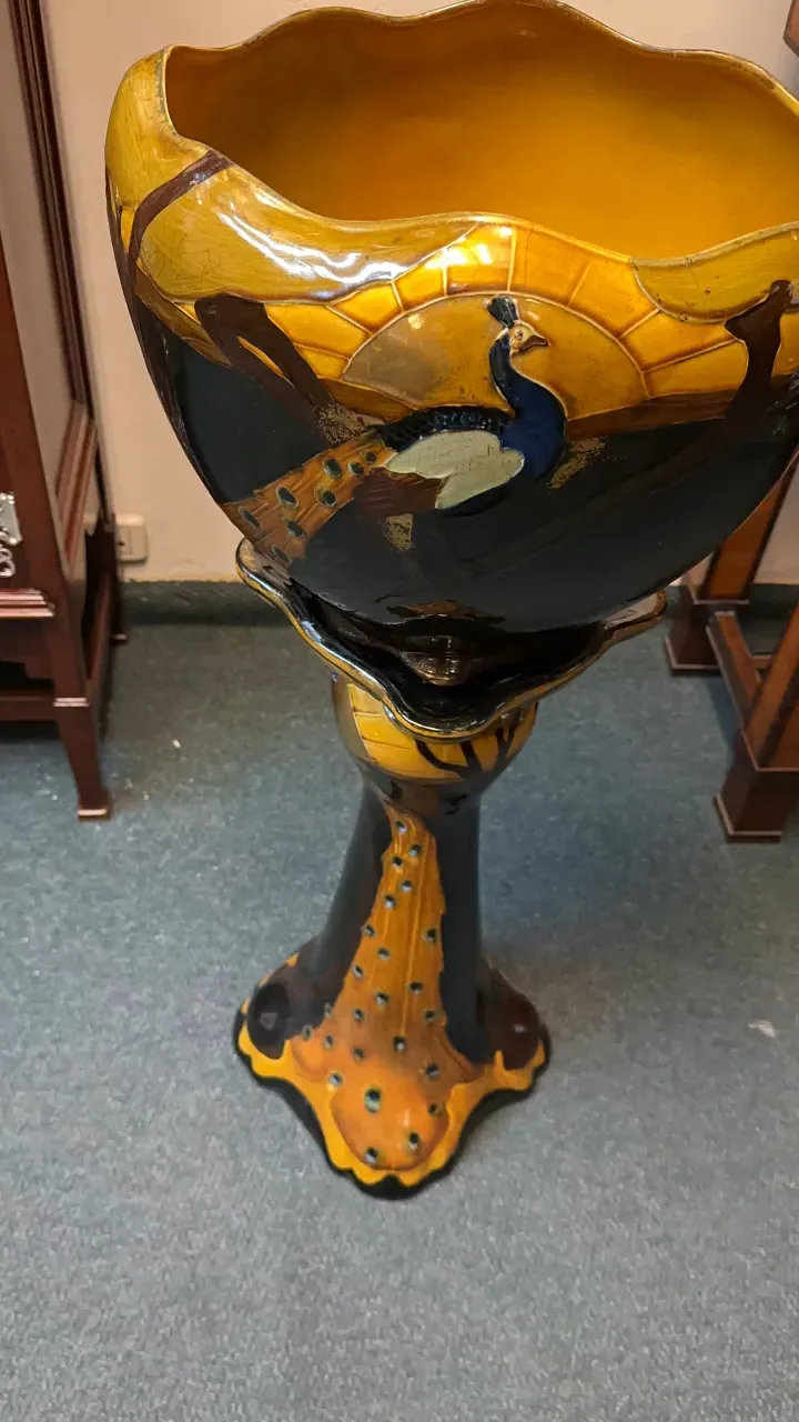 vaso di fiori antico con colori vivaci e motivo di pavone